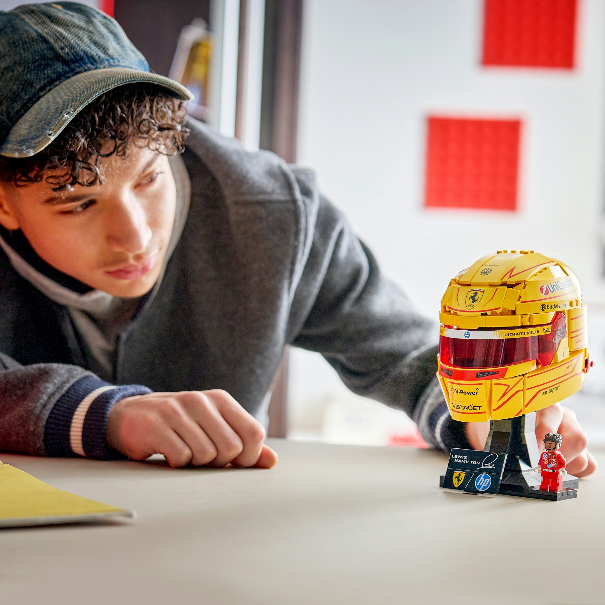 LEGO® Konstruktionsspielsteine »Scuderia Ferrari HP Lewis Hamilton Helm (43022)« LEGO Editions Formula 1