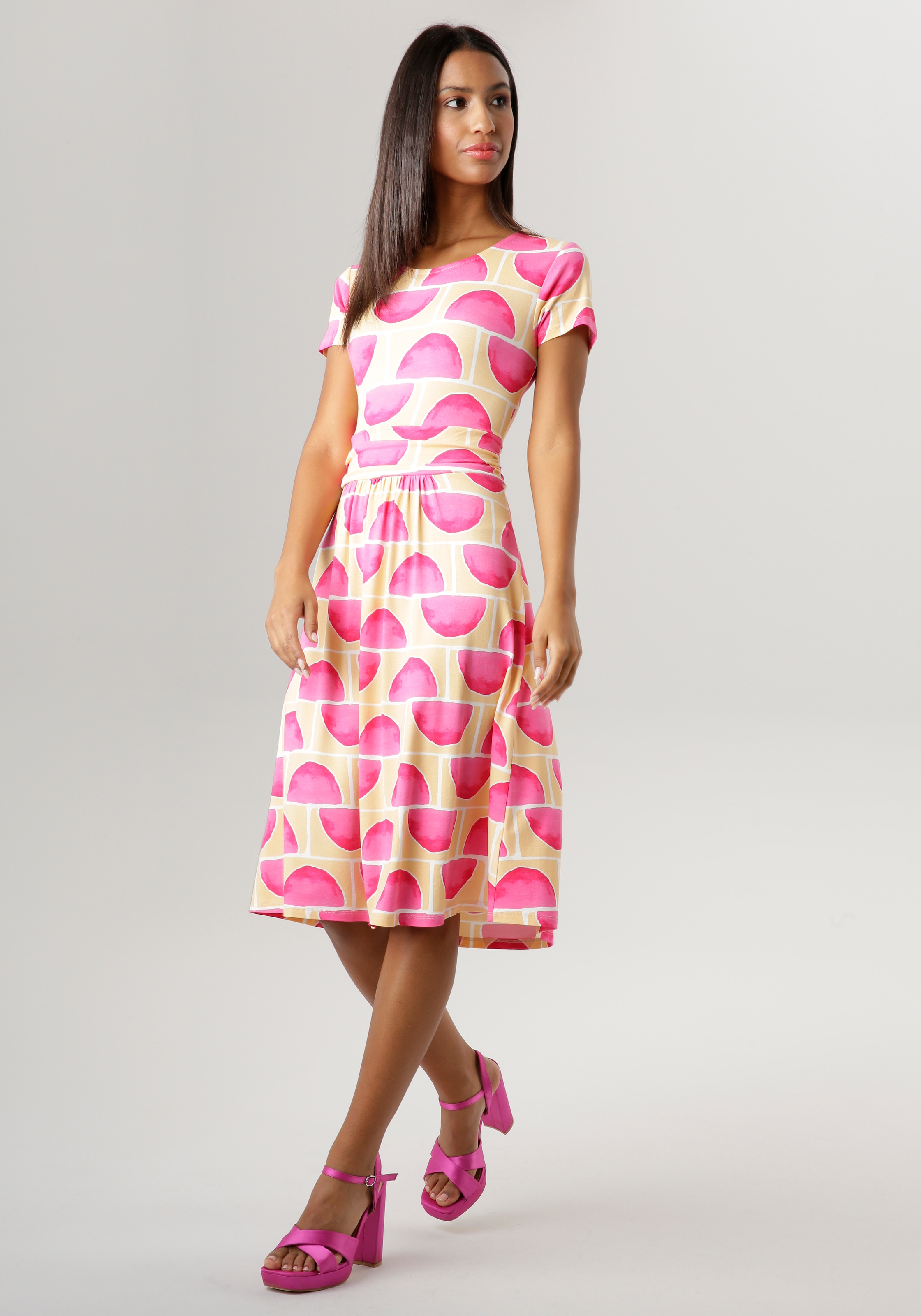 der auf Falten KOLLEKTION Sommerkleid, mit eingelegten - NEUE versandkostenfrei in SELECTED Taille Aniston