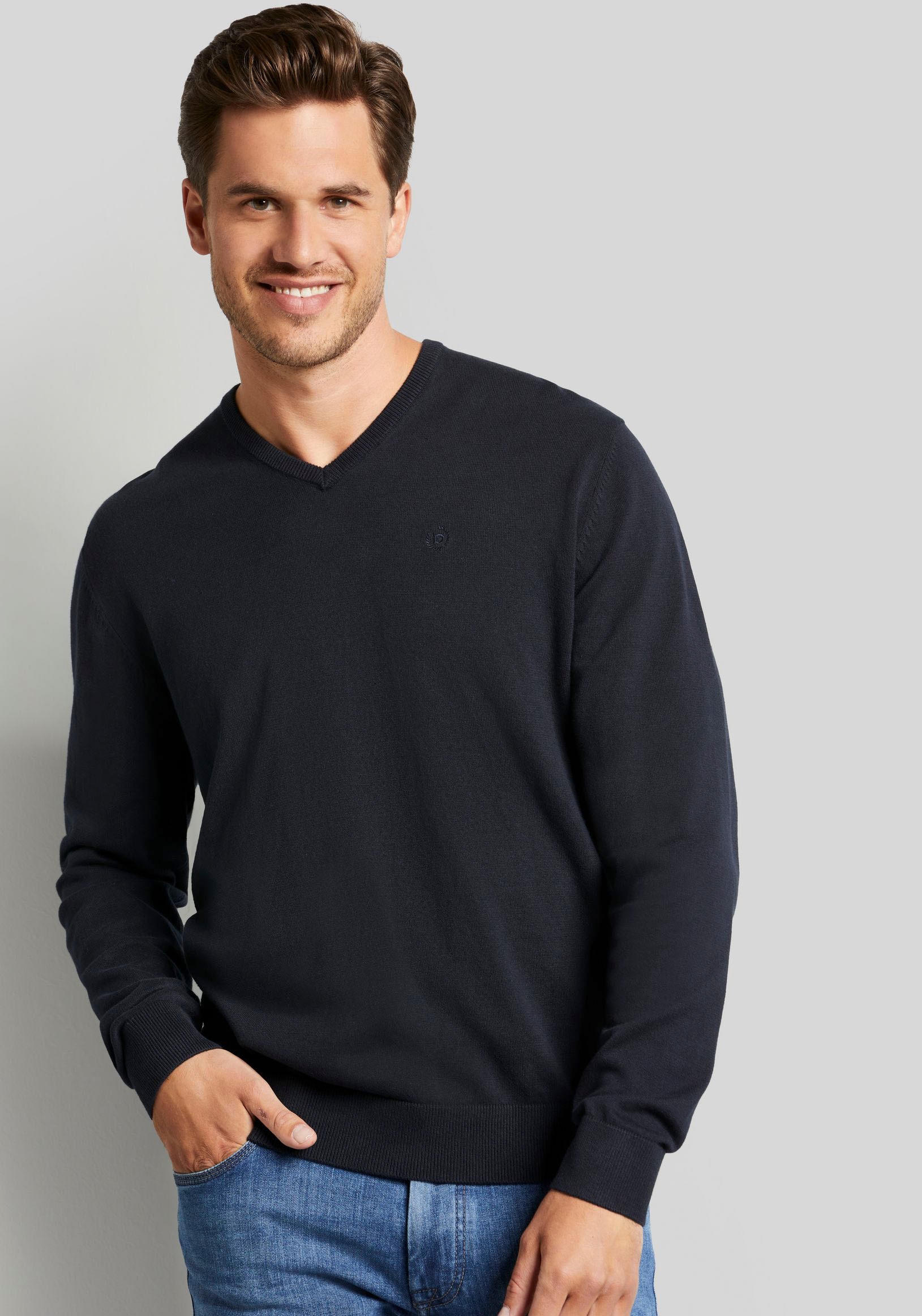 V-Ausschnitt-Pullover, aus atmungsaktiver Baumwolle und mit Logo-Stickerei