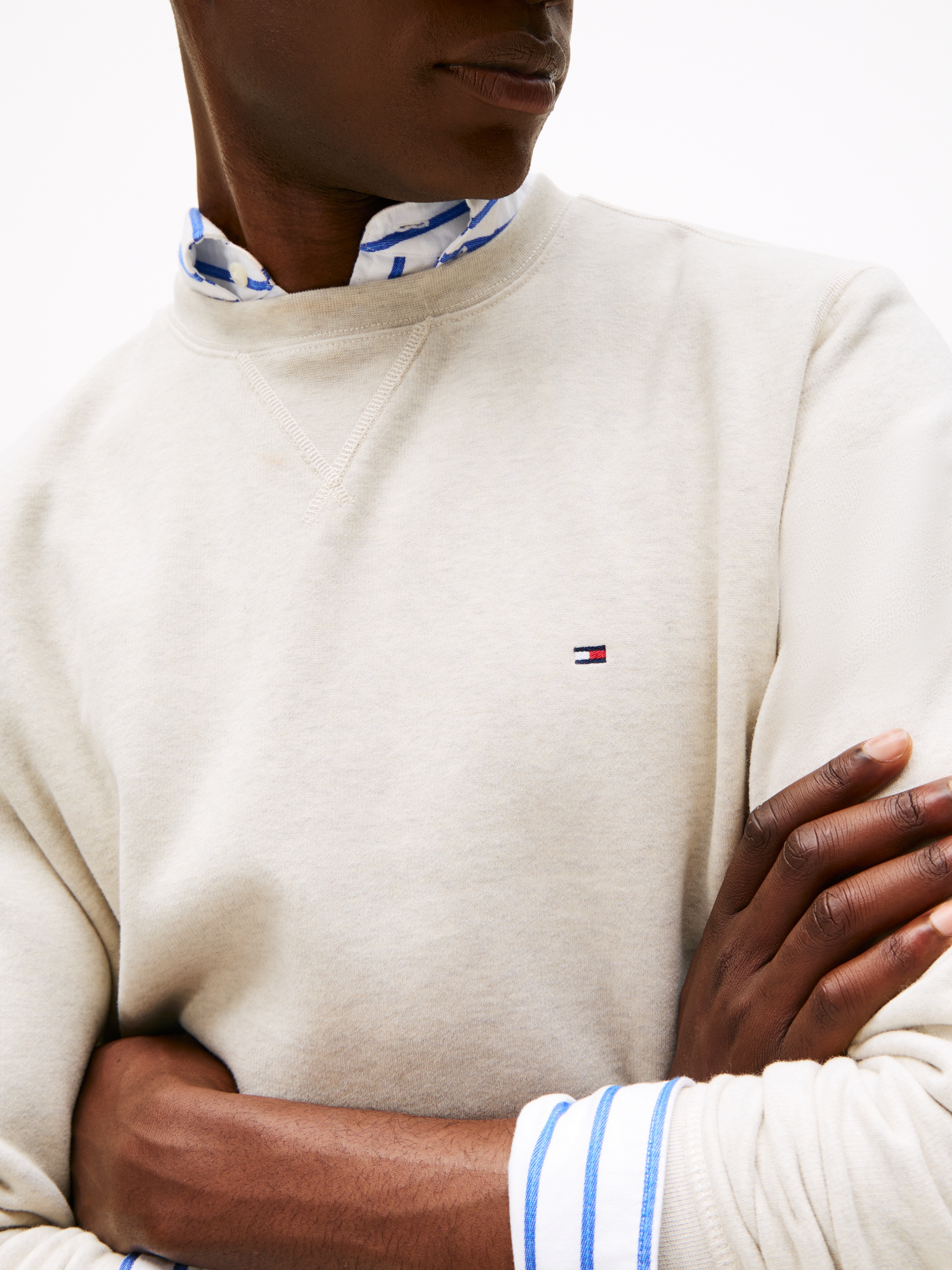 Tommy Hilfiger Sweatshirt »ESS SEASONAL FLEECE CREWNECK«, mit Logostickerei