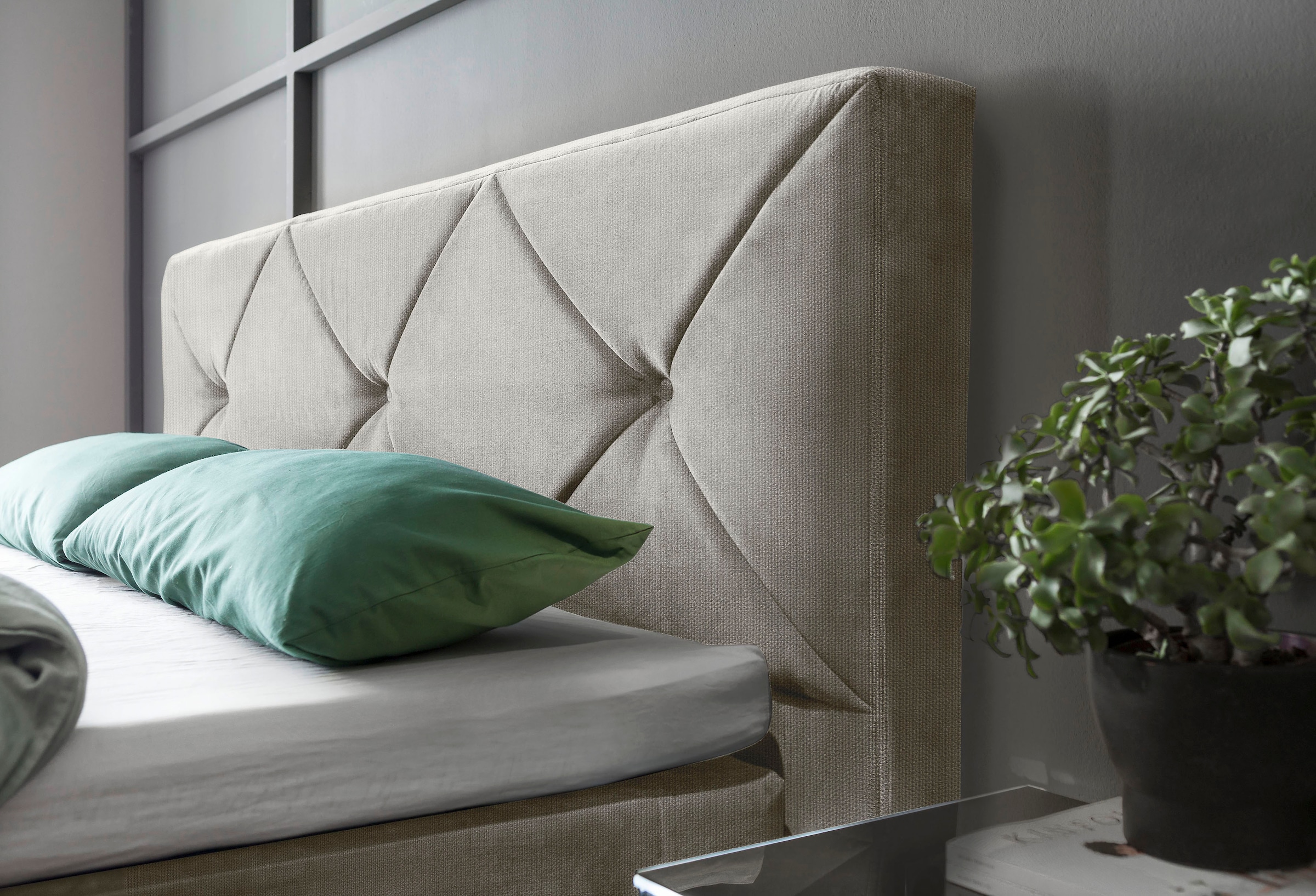GALLERY M branded by Musterring Lit boxspring »Dubai« Kufe in Chrom, 3 Härtegrade, Kopfteil mit Knopfheftung