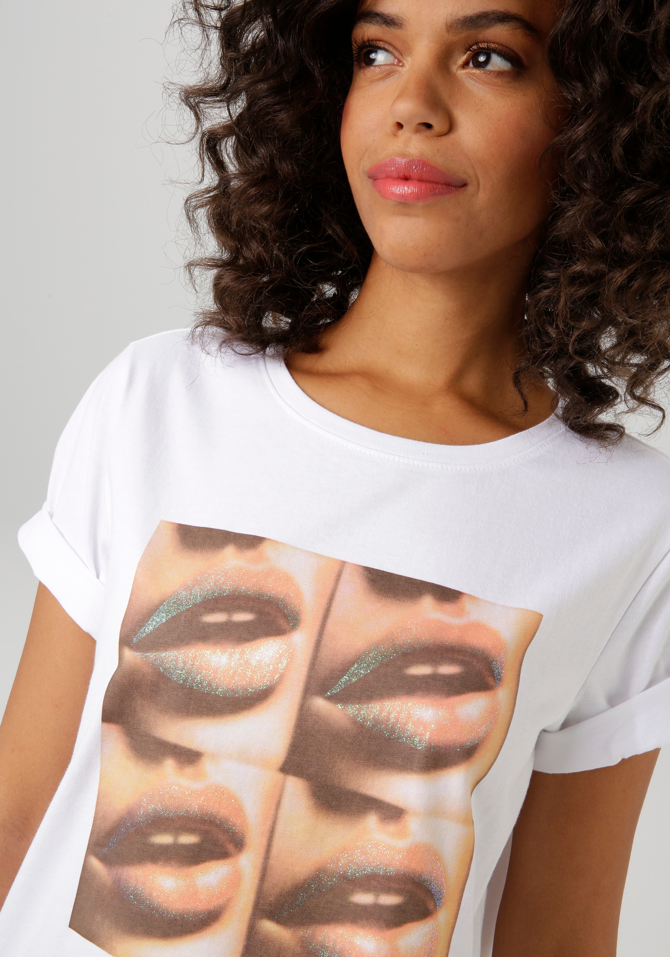 Aniston CASUAL T-Shirt, mit Glitzer verzierter Frontdruck