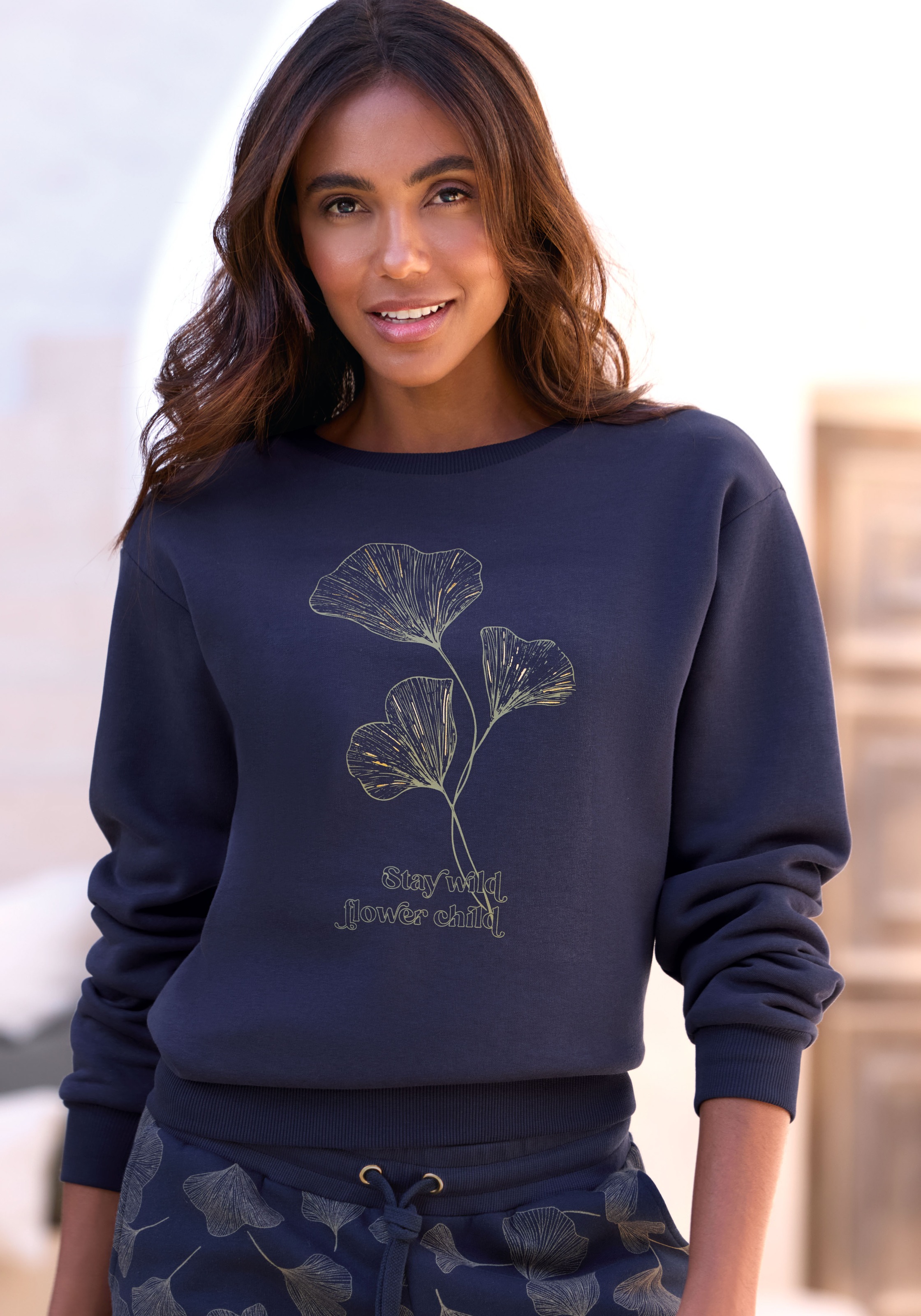 Image of LASCANA Sweatshirt, mit glänzenden Druckdetails, Loungewear