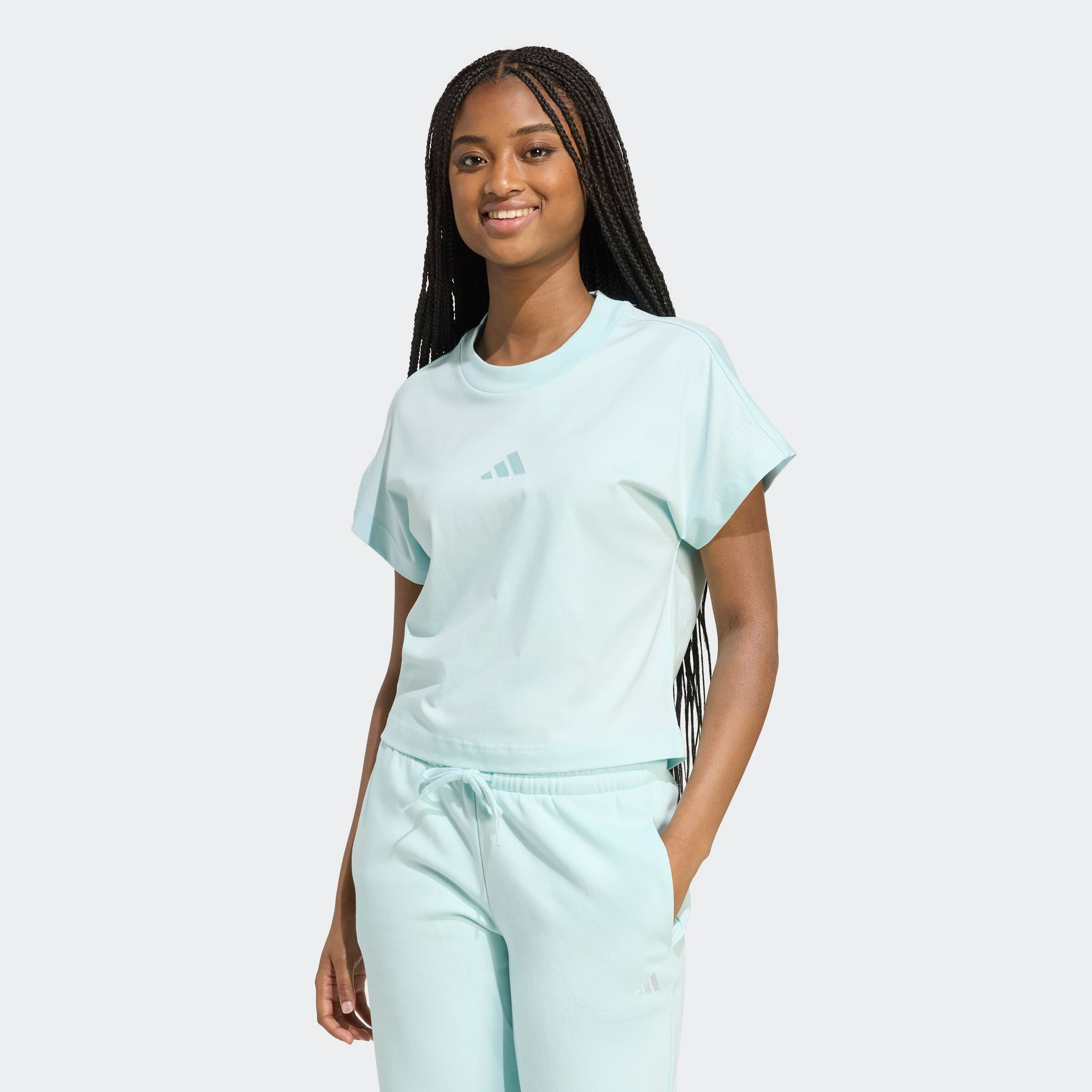 adidas Sportswear T-shirt »W ALL SZN TEE« bequeme Passform, sportlicher Stil, aufgesticktes Logo