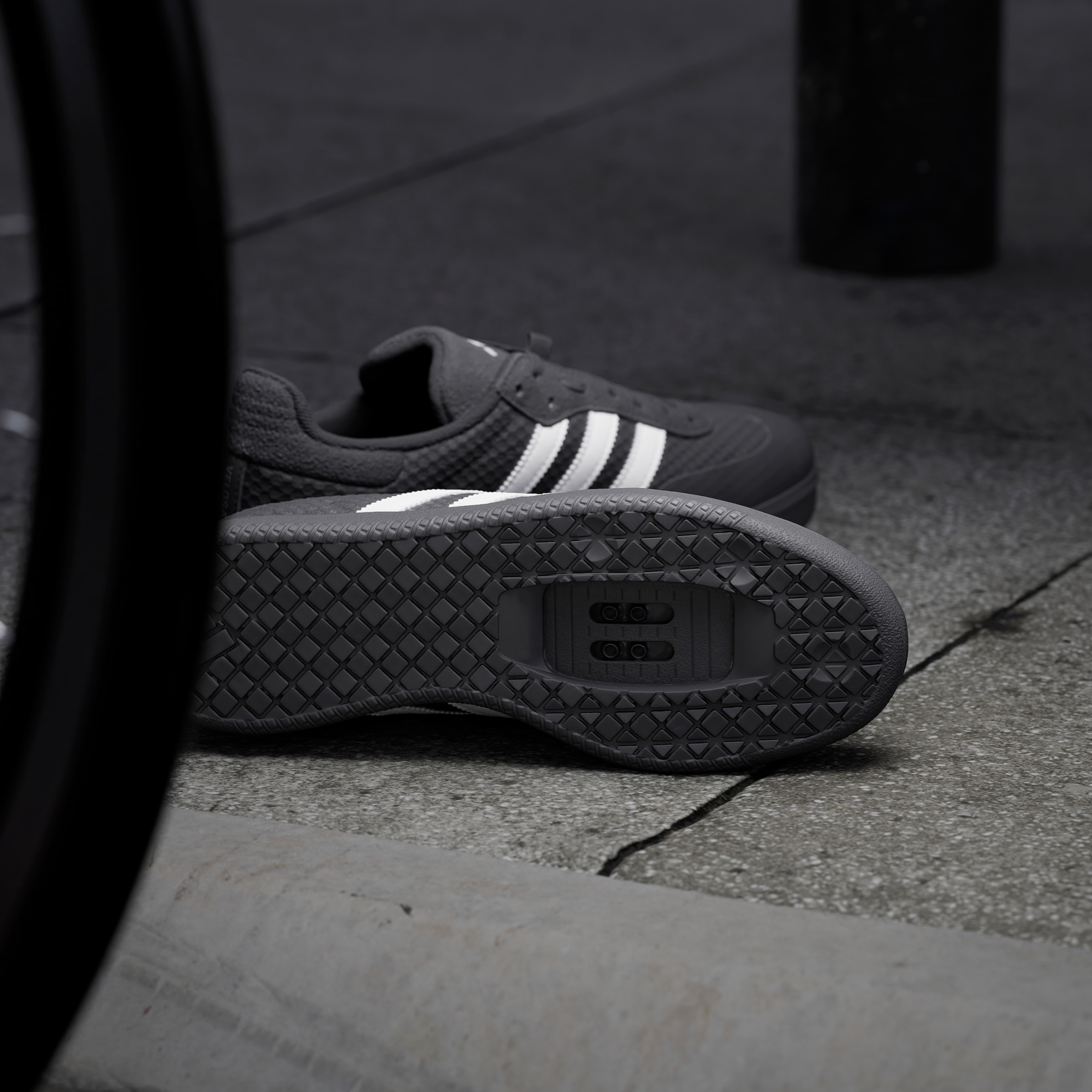 adidas Performance Fahrradschuh »VELOSAMBA COLD.RDY«, inspiriert vom Design des adidas samba