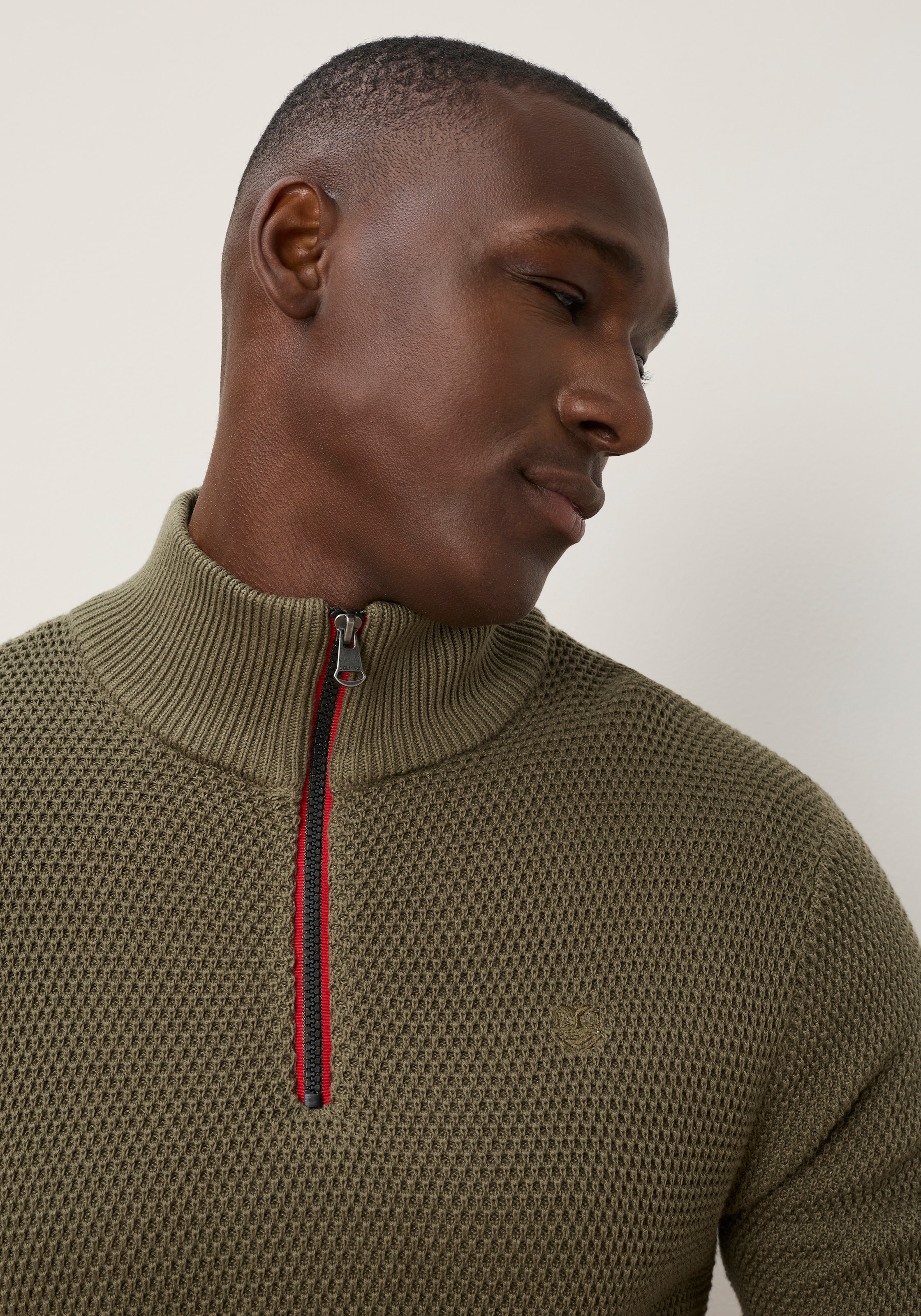 DELMAO Troyer »Neue Kollektion! Highlight Kontrast- Reissverschluss« aus Strickmaterial, Regular Fit, mit Label-Applikation
