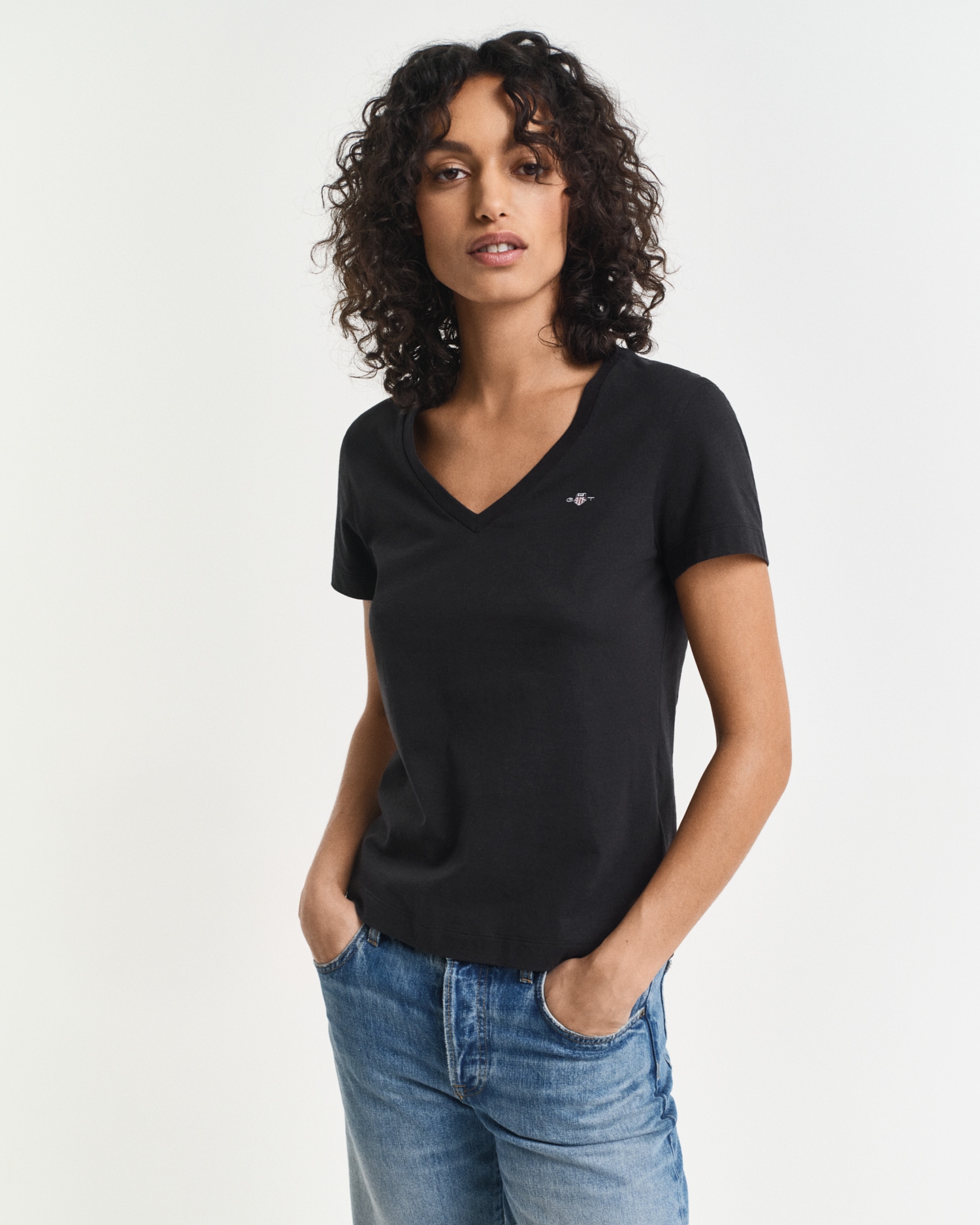 Gant T-Shirt »REG SHIELD KA V-NECK T-SHIRT«, mit einer kleinen Logostickerei auf der Brust