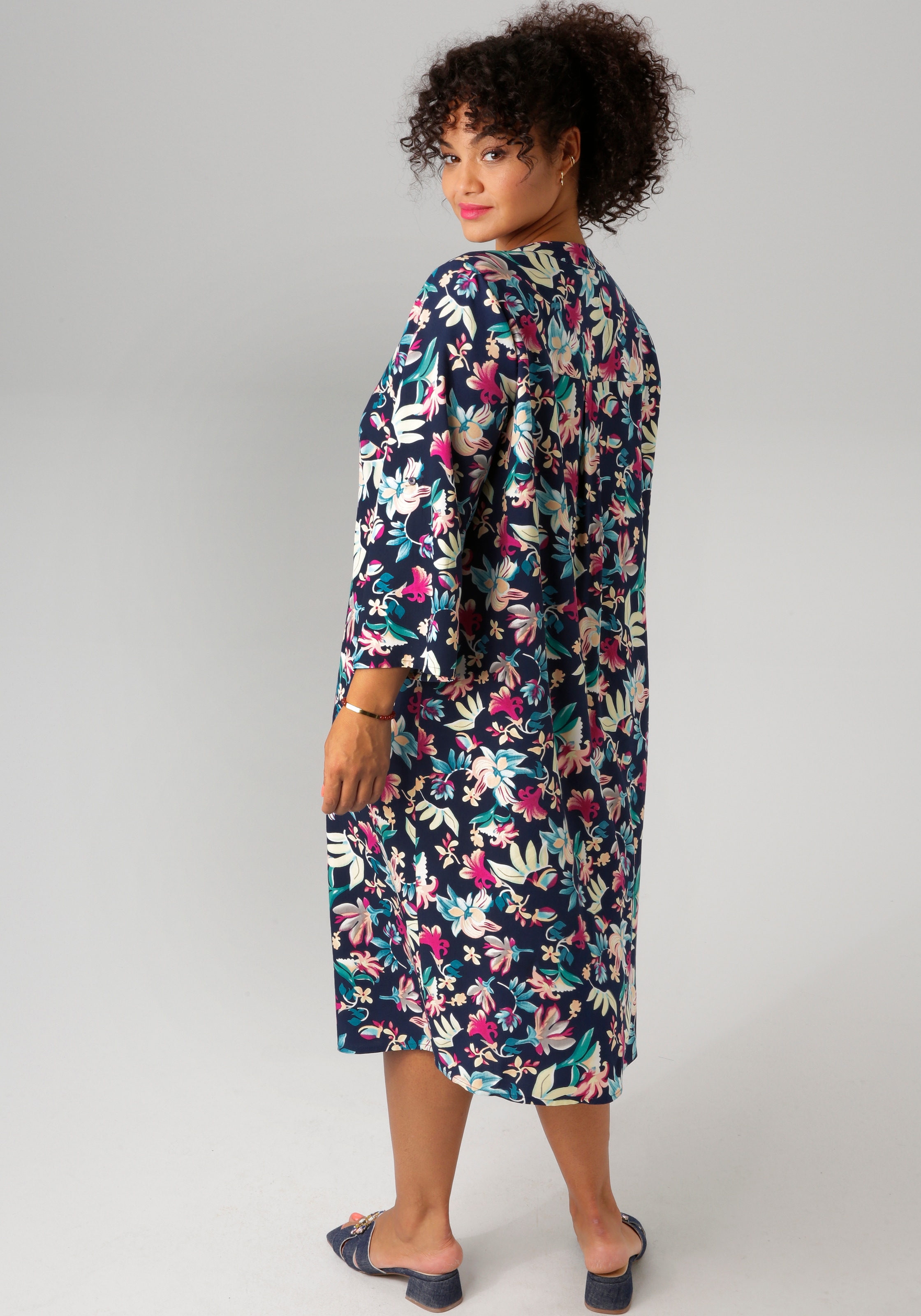 Aniston PLUS Sommerkleid, mit farbharmonischem, Blüten Druck - NEUE KOLLEKTION