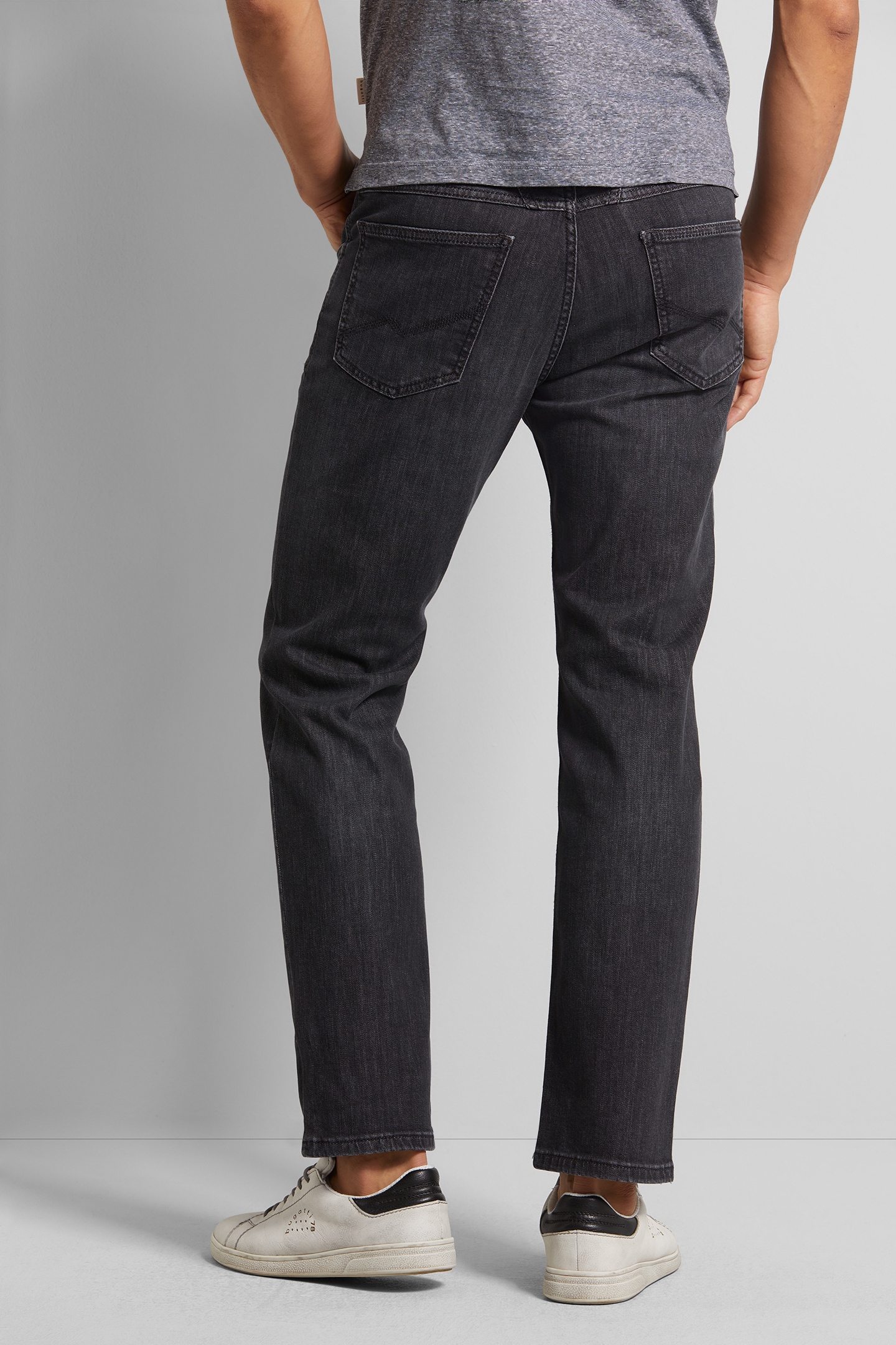 bugatti 5-Pocket-Jeans, mit einem leichten Used-Look