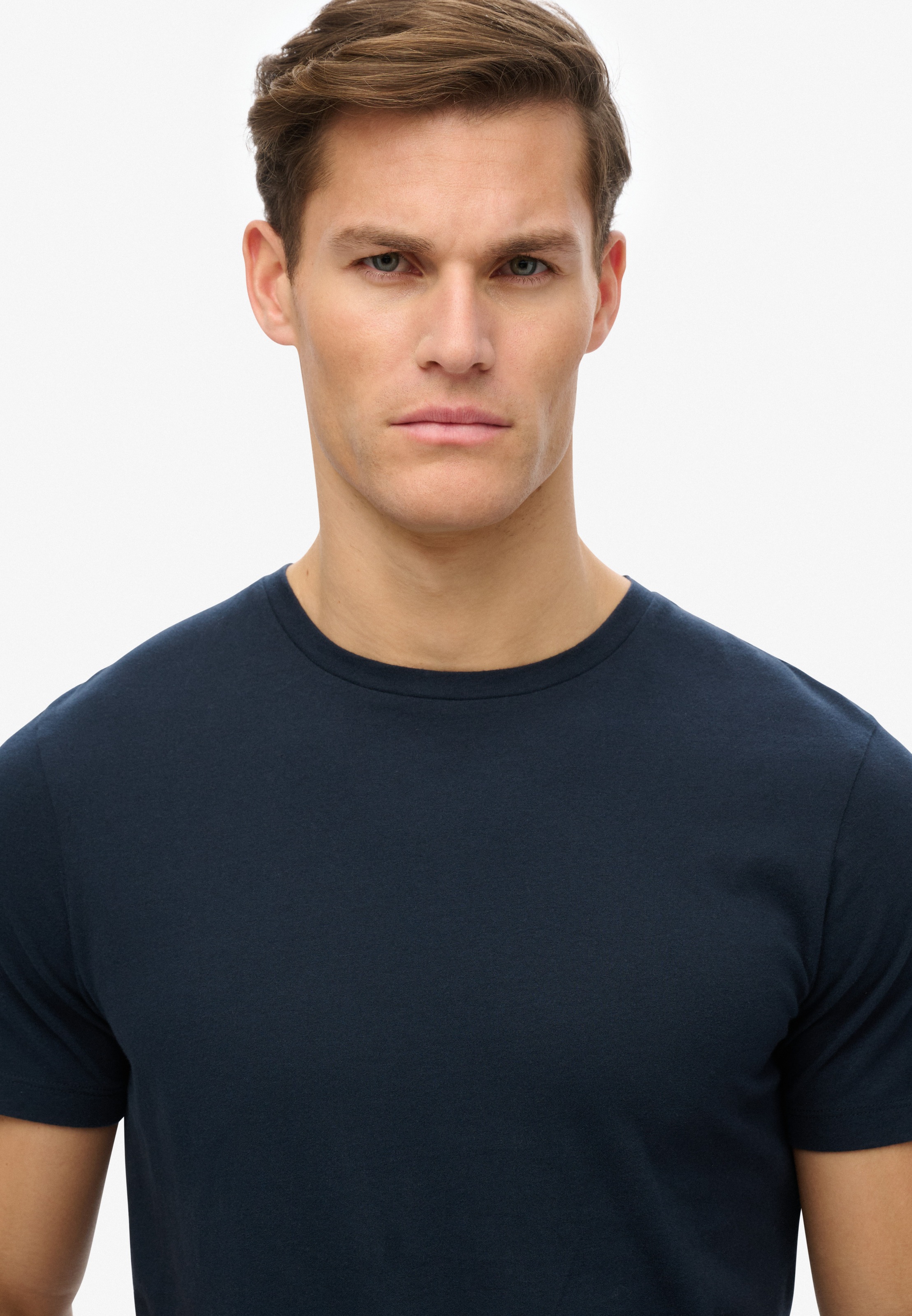 Superdry Rundhalsshirt »CLASSIC ESSENTIAL TEE« Relaxed Fit, aus Baumwolle und Single Jersey, mit Rundhalsausschnitt