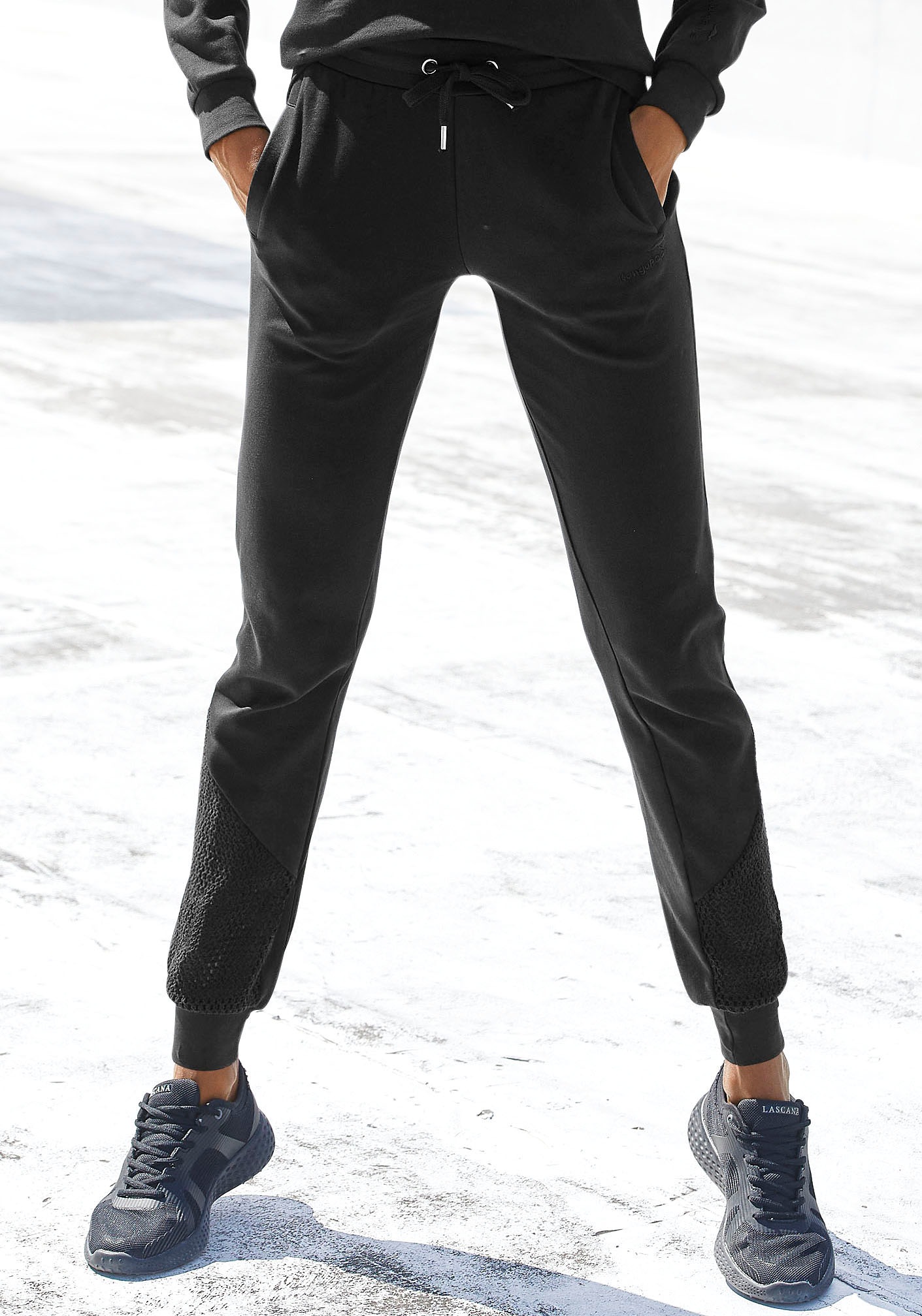 Image of KangaROOS Relaxhose, mit Lochmuster am Beinsaum bei Ackermann Versand Schweiz