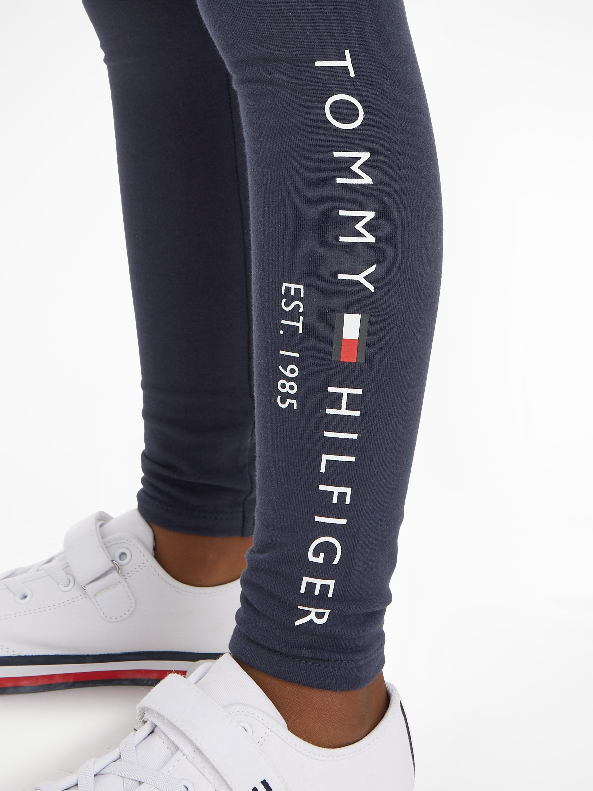 Tommy Hilfiger Leggings »ESSENTIAL LEGGING«, mit Tommy Hiflger Logo-Schriftzug auf dem linken Bein