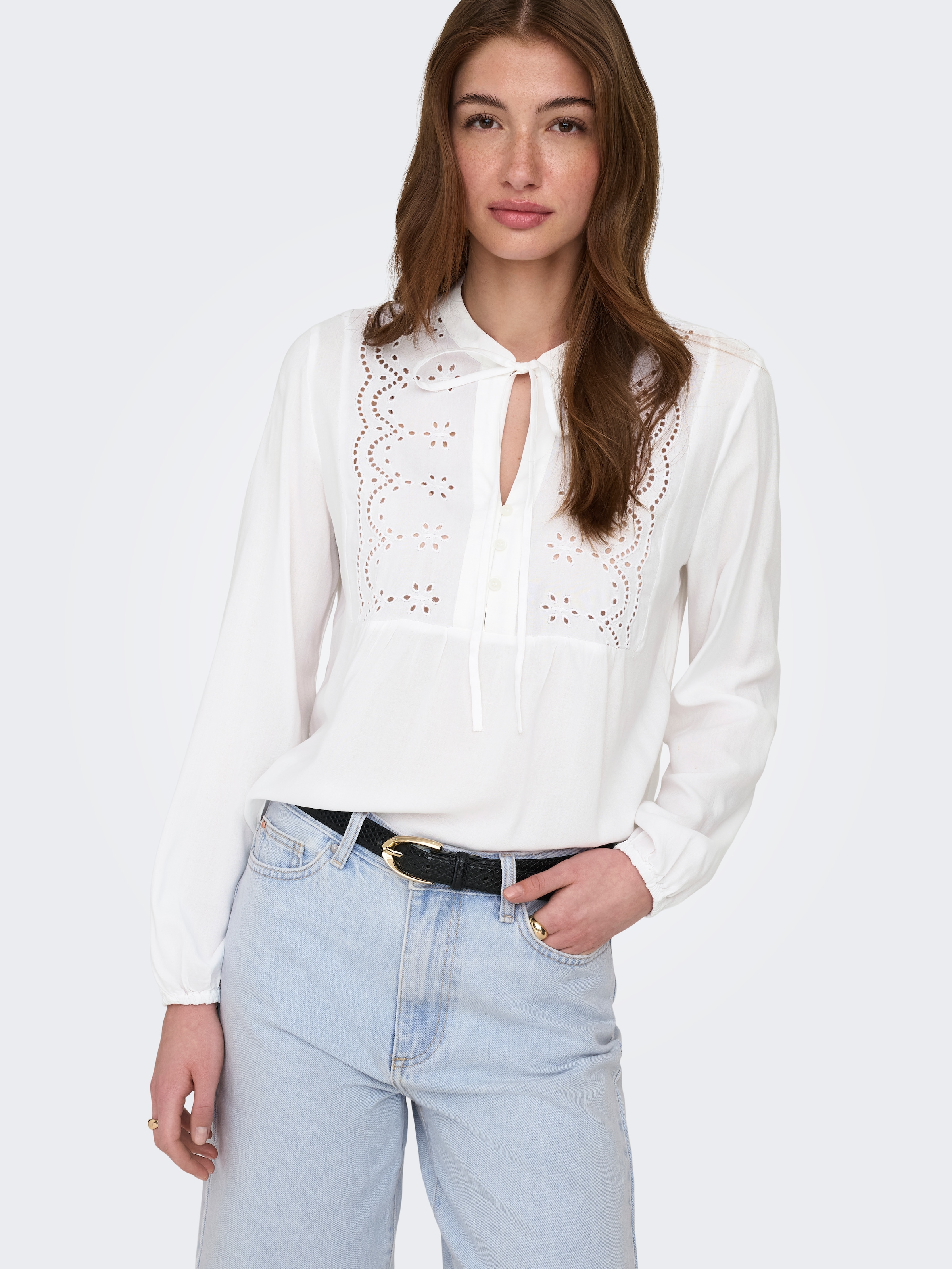 ONLY Langarmbluse »ONLLENNYO LS EMBROID V-NECK TOP NOOS WVN«