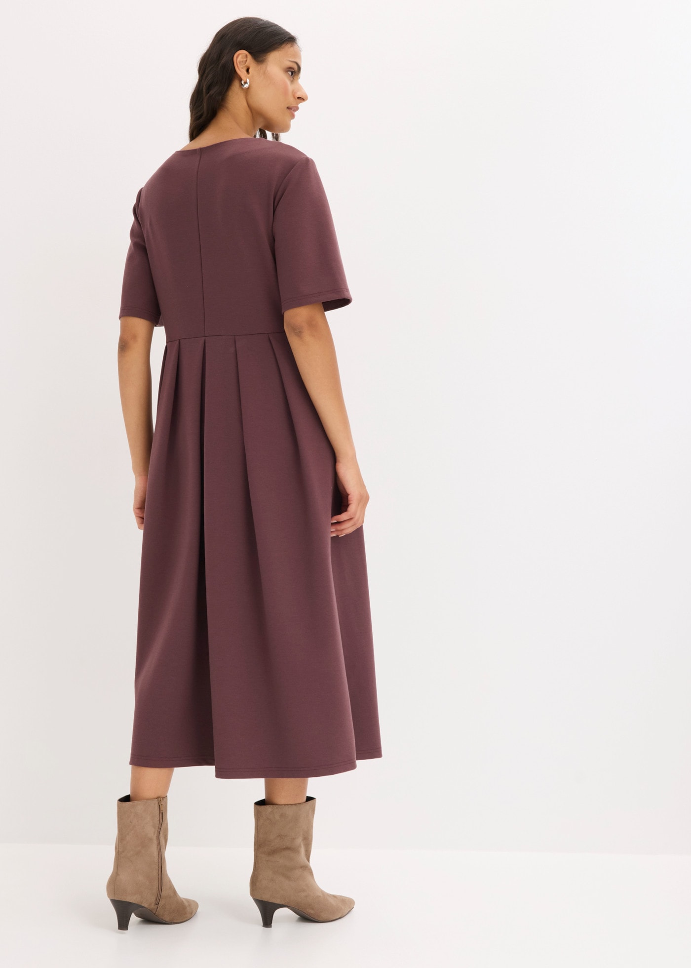bonprix Robe t-shirt avec col en V, manches courtes, coupe ample