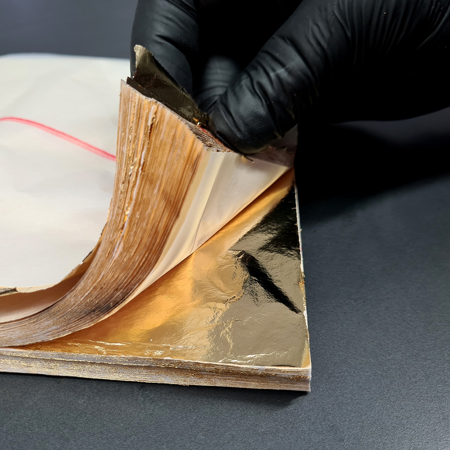 Leonique Wanduhr »Eukalyptus, Blattgoldfarben Applikationen«, Uhr, geräuschlos, goldfarben, Blattgoldfarben, handarbeit, Blätter