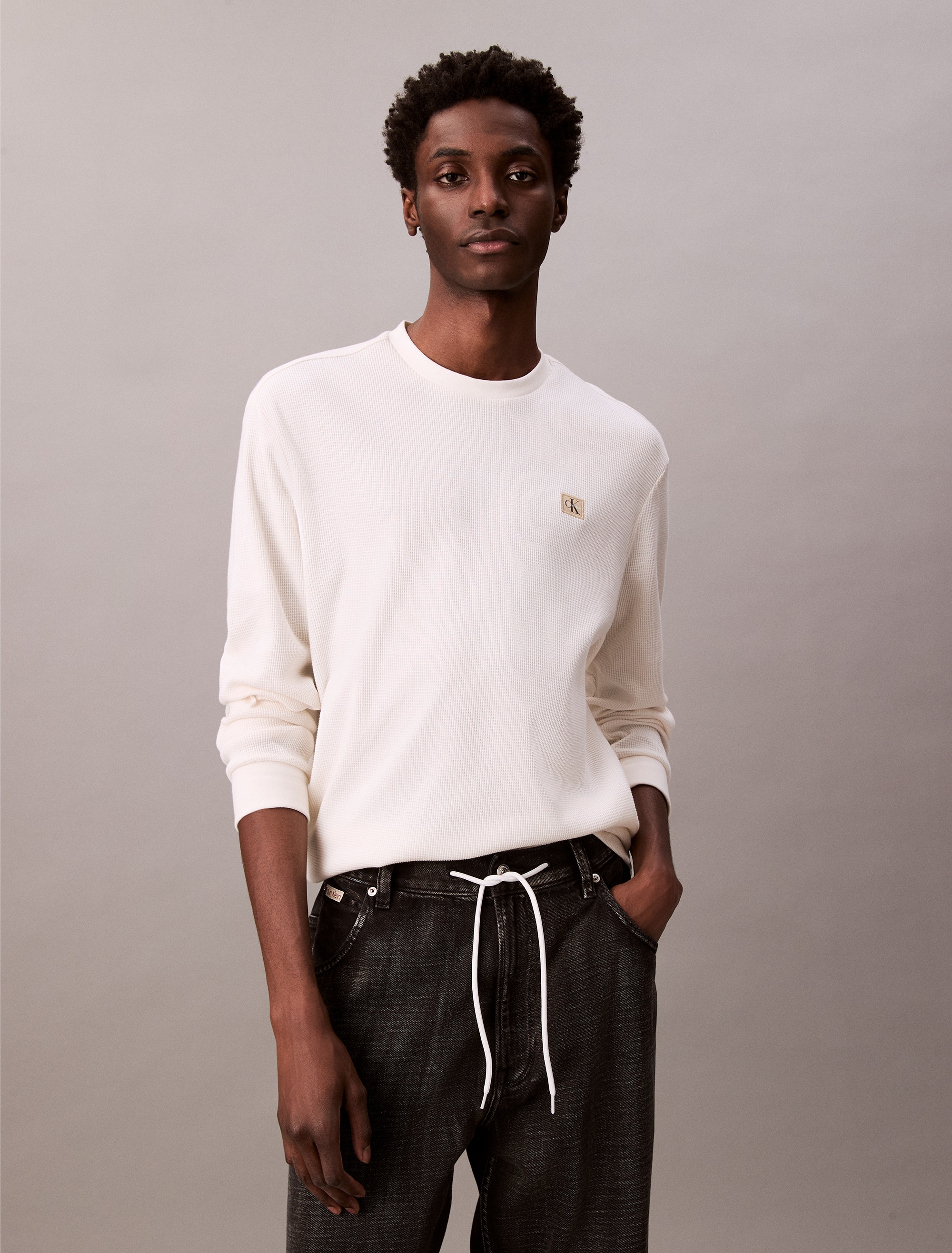 Calvin Klein Jeans Langarmshirt »LS WAFFLE BADGE CREWNK TEE«, Mit Rundhalsausschnitt