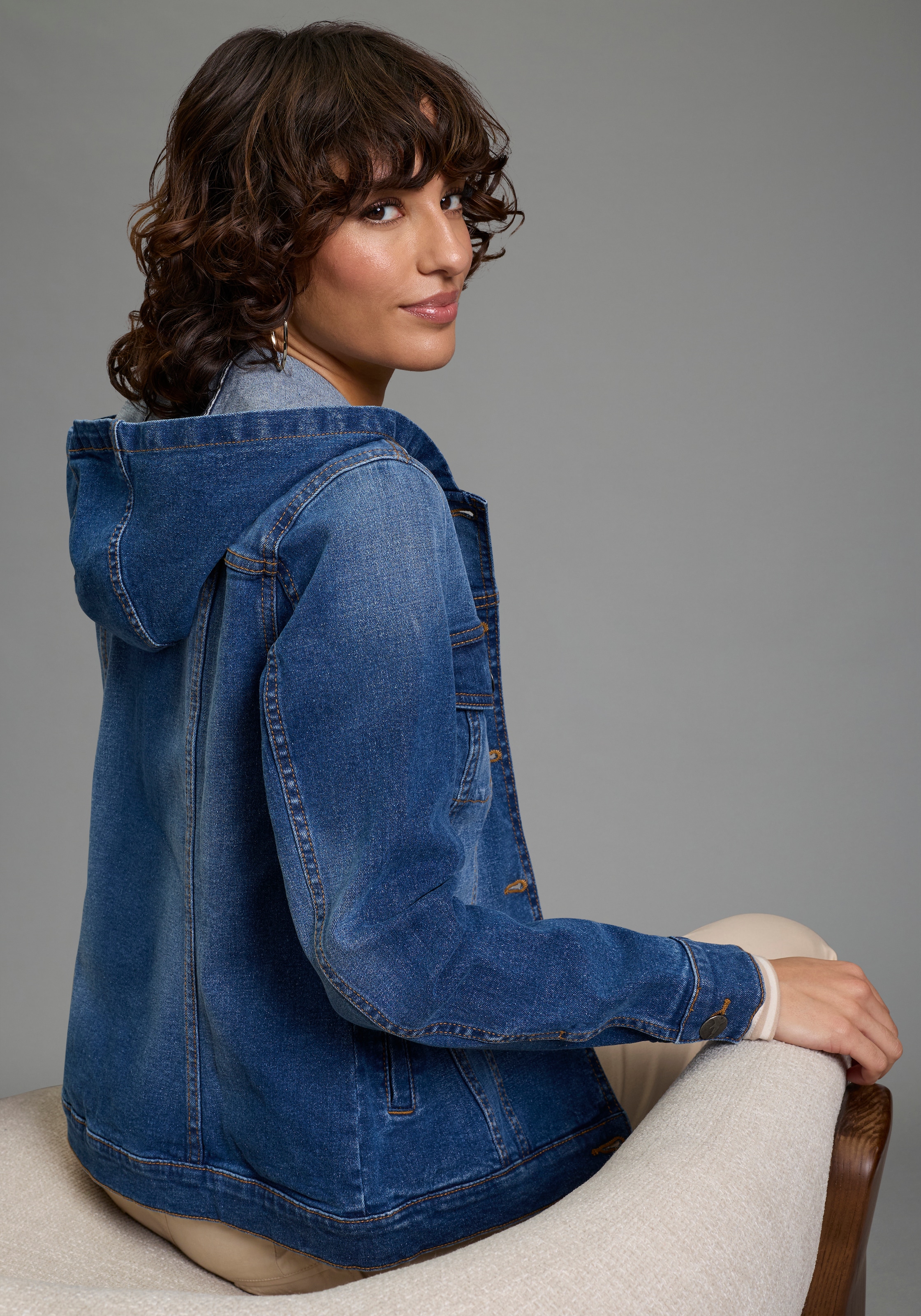 Arizona Veste en jean mit Kapuze mit Kapuze, Regular Fit, mit Knopfleiste, mit Knopf-Applikationen