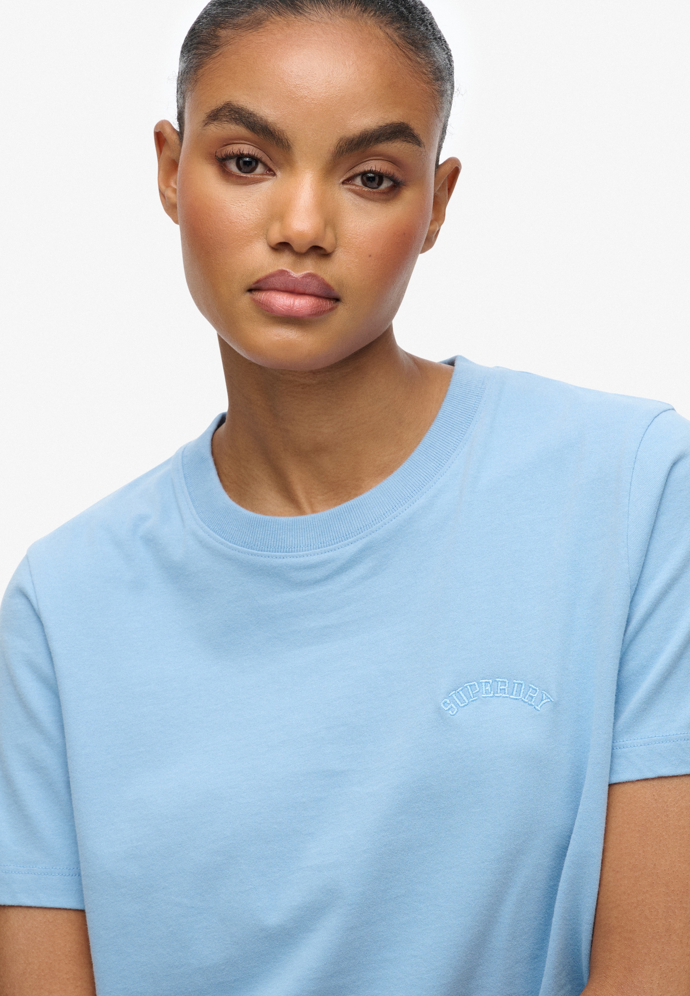 Superdry T-shirt »Essential Logo Emb Tee« aus Baumwolle, normale Passform, Rundhalsausschnitt, Kurzarm
