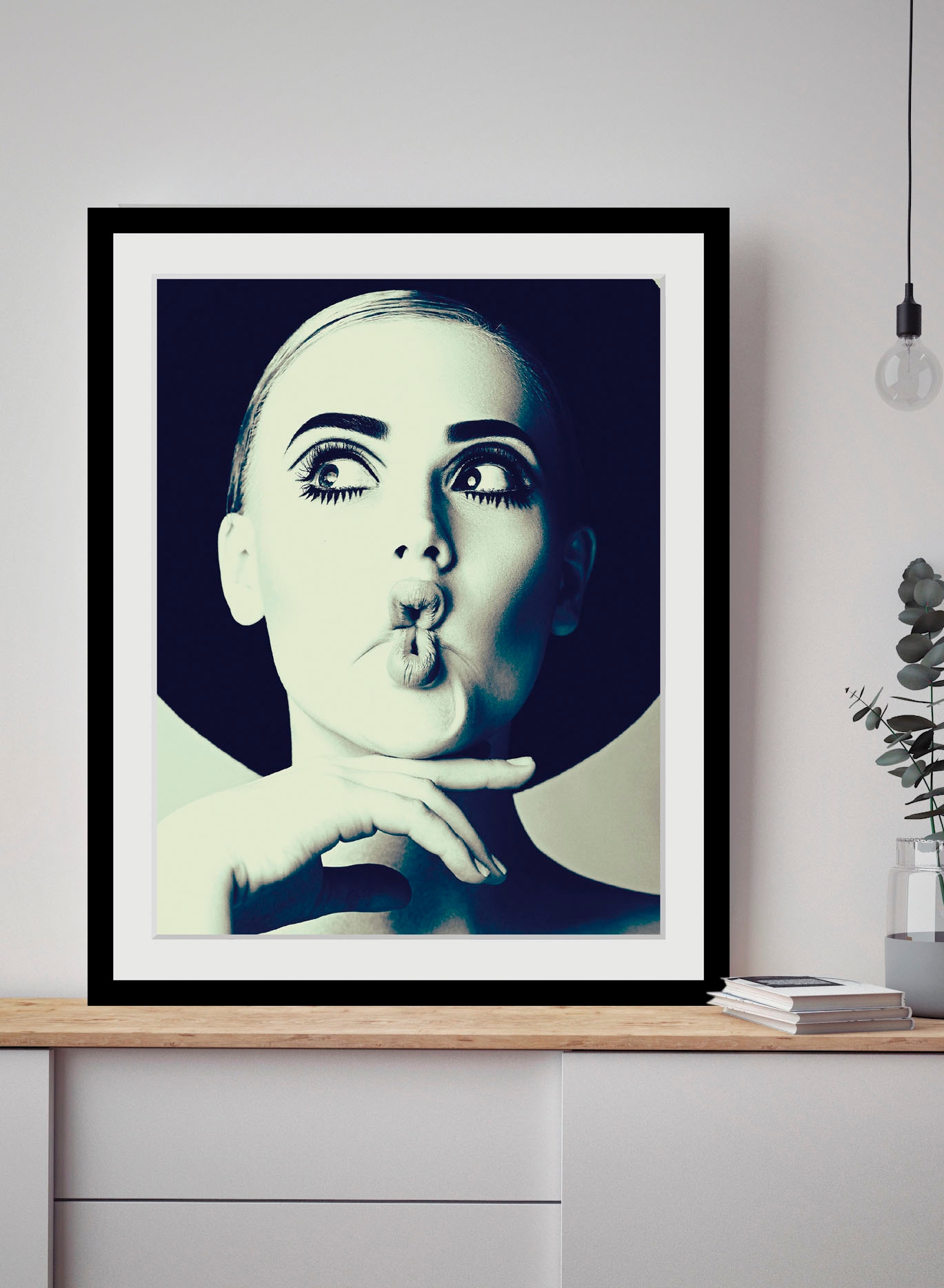 Image of queence Bild "Duckface" Art Bilder von Frauen Fashion Frau Kunst Magazincover Mode Schwarz-Weiss 1 Stk. tlg. HD Premium Poster-Druck inkl. Holzrahmen