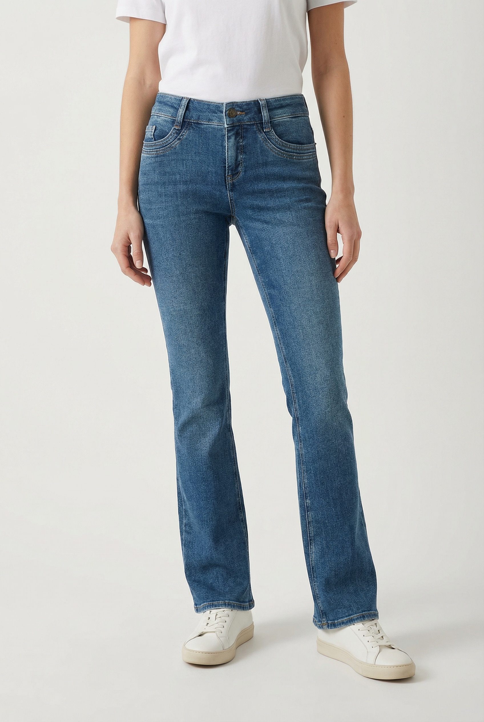 MAC Bootcut-Jeans »DETROIT flared« Aufwendig gearbeitete Details an den Vordertaschen