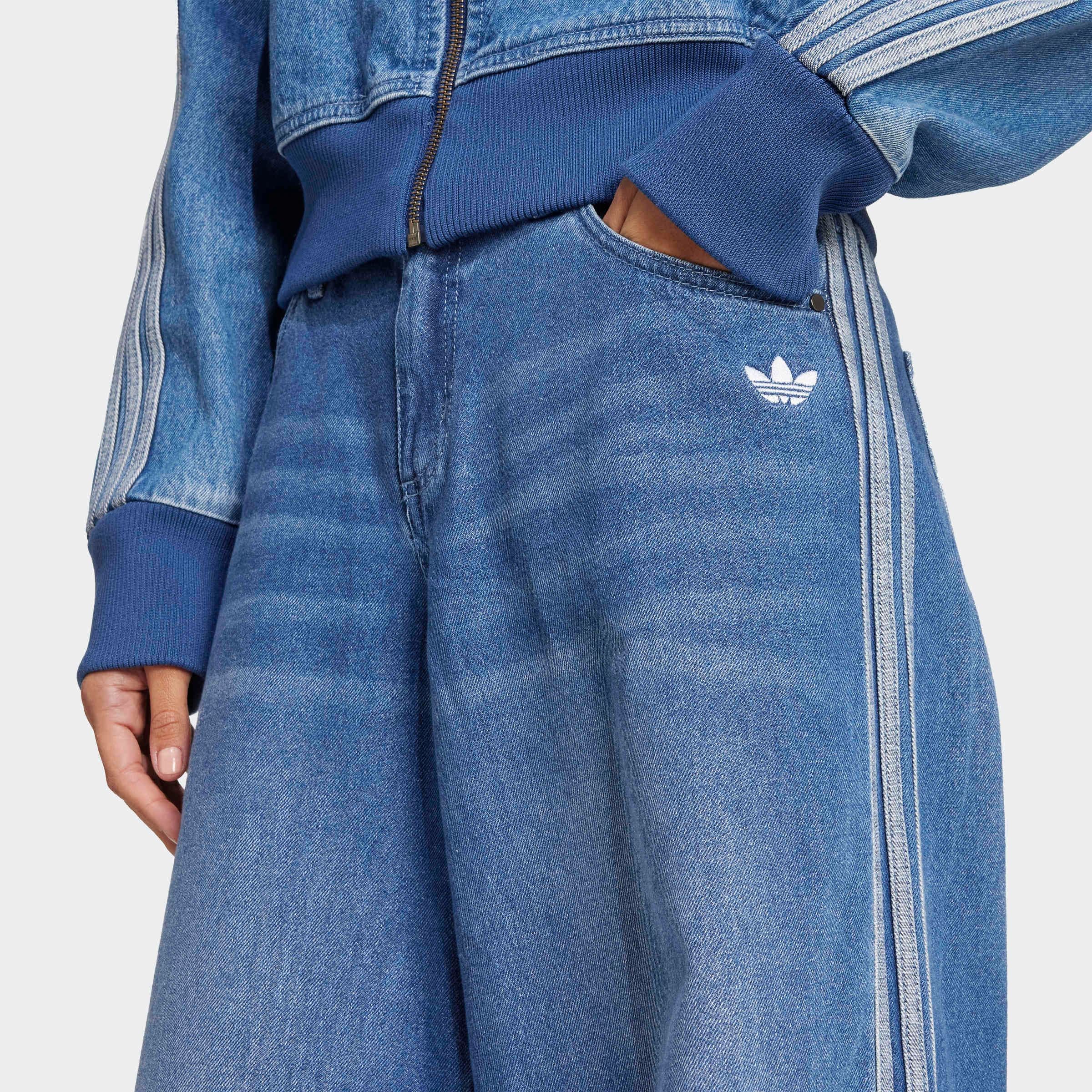 adidas Originals Pantalon de sport »DENIM WIDE PANT«  adidas Jeans, lässiger Style von der Moder der 90er inspiriert