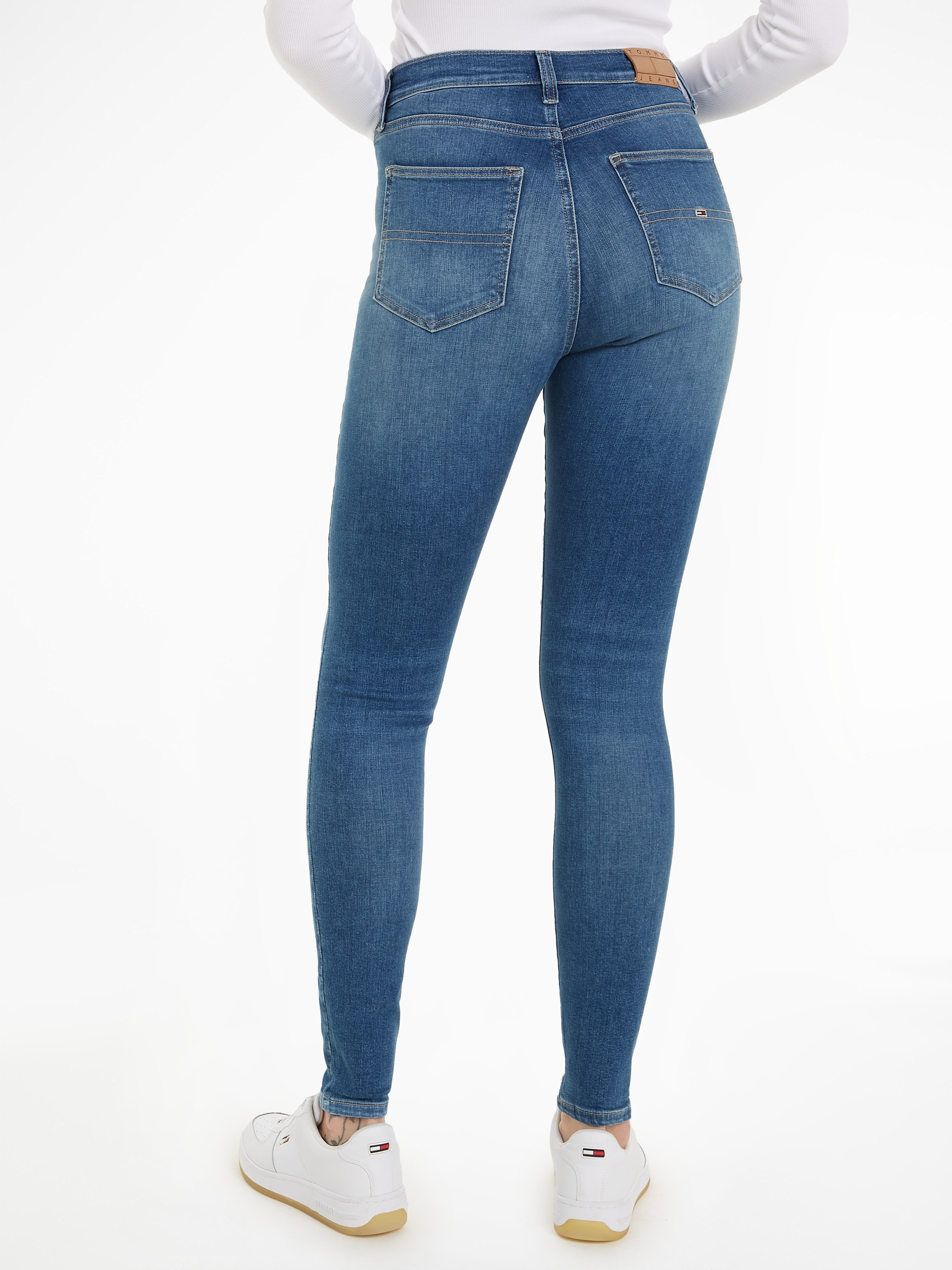 Jeans »Sylvia«, versandkostenfrei Tommy Bequeme ♕ Ledermarkenlabel mit Jeans auf