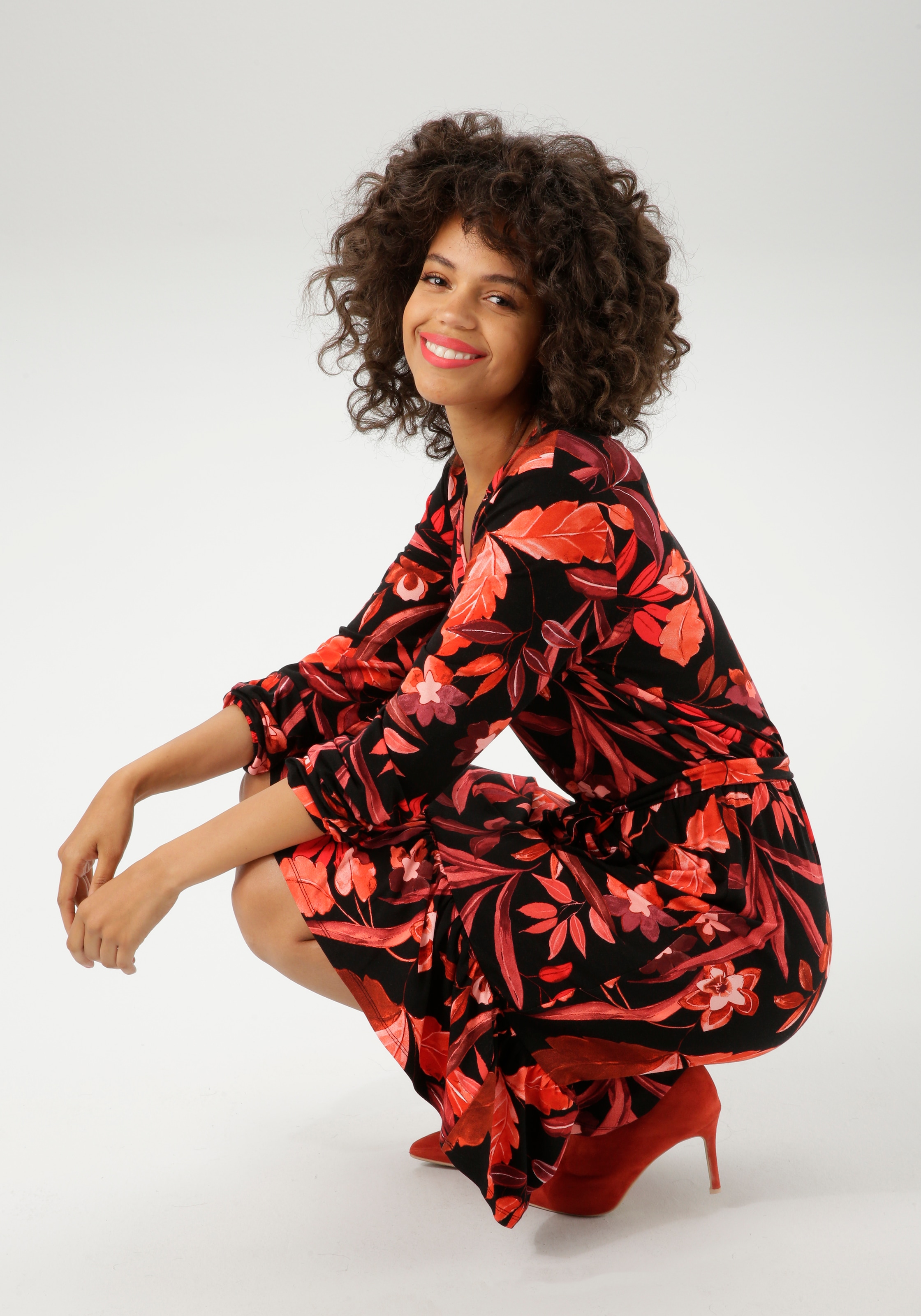 Aniston CASUAL Jerseykleid, (mit abnehmbarem Bindeband), mit grossflächigen Blüten und Blättern bedruckt - NEUE KOLLEKTION