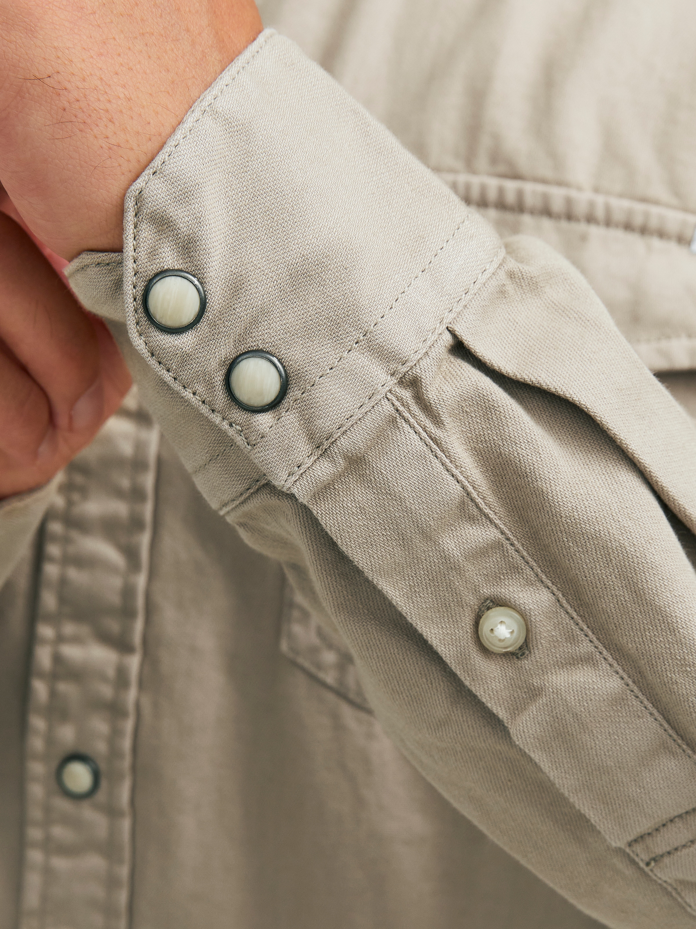 Jack & Jones Jeanshemd »JJESHERIDAN im Workwear-Stil mit robuster Baumwollqualität«, unifarben, modisch, slim fit, Baumwolle, Hemdkragen
