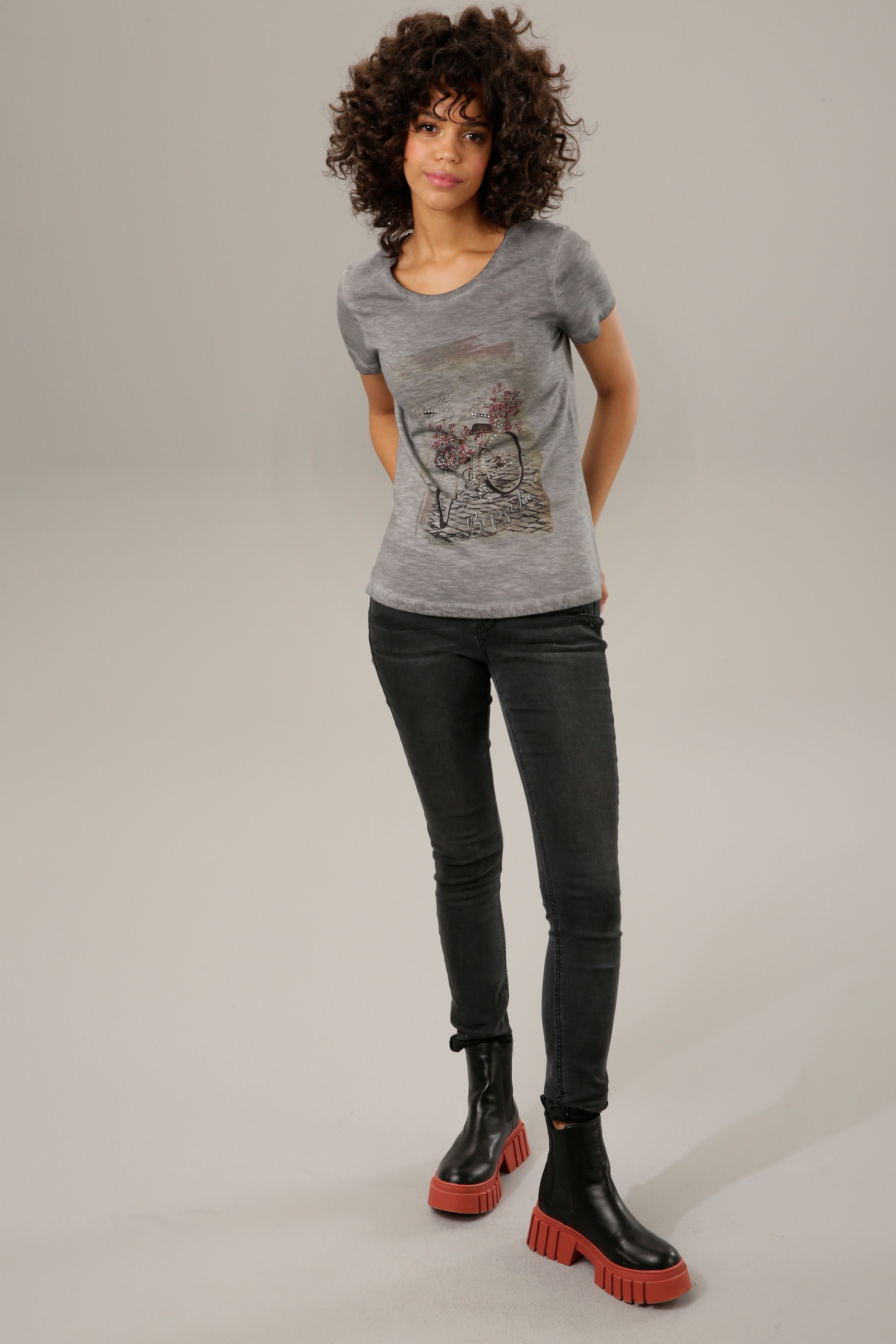 ♕ Aniston CASUAL T-Shirt, Glitzersteinchen mit verzierter Frontdruck auf versandkostenfrei