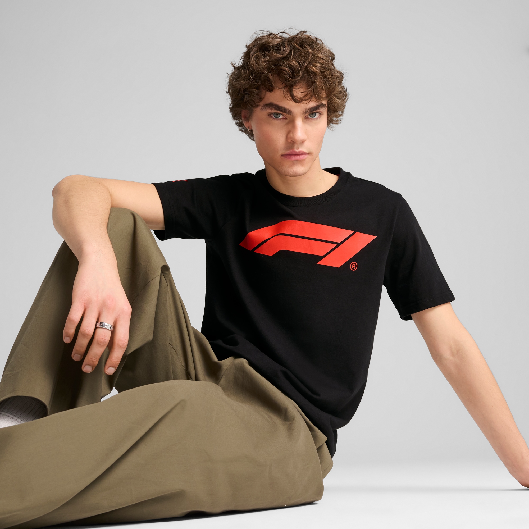 Image of PUMA T-Shirt "F1 ESS LOGO TEE 180G" Regular Fit, Kurzarm, für Motorsport-Fans, mit Rundhalsausschnitt