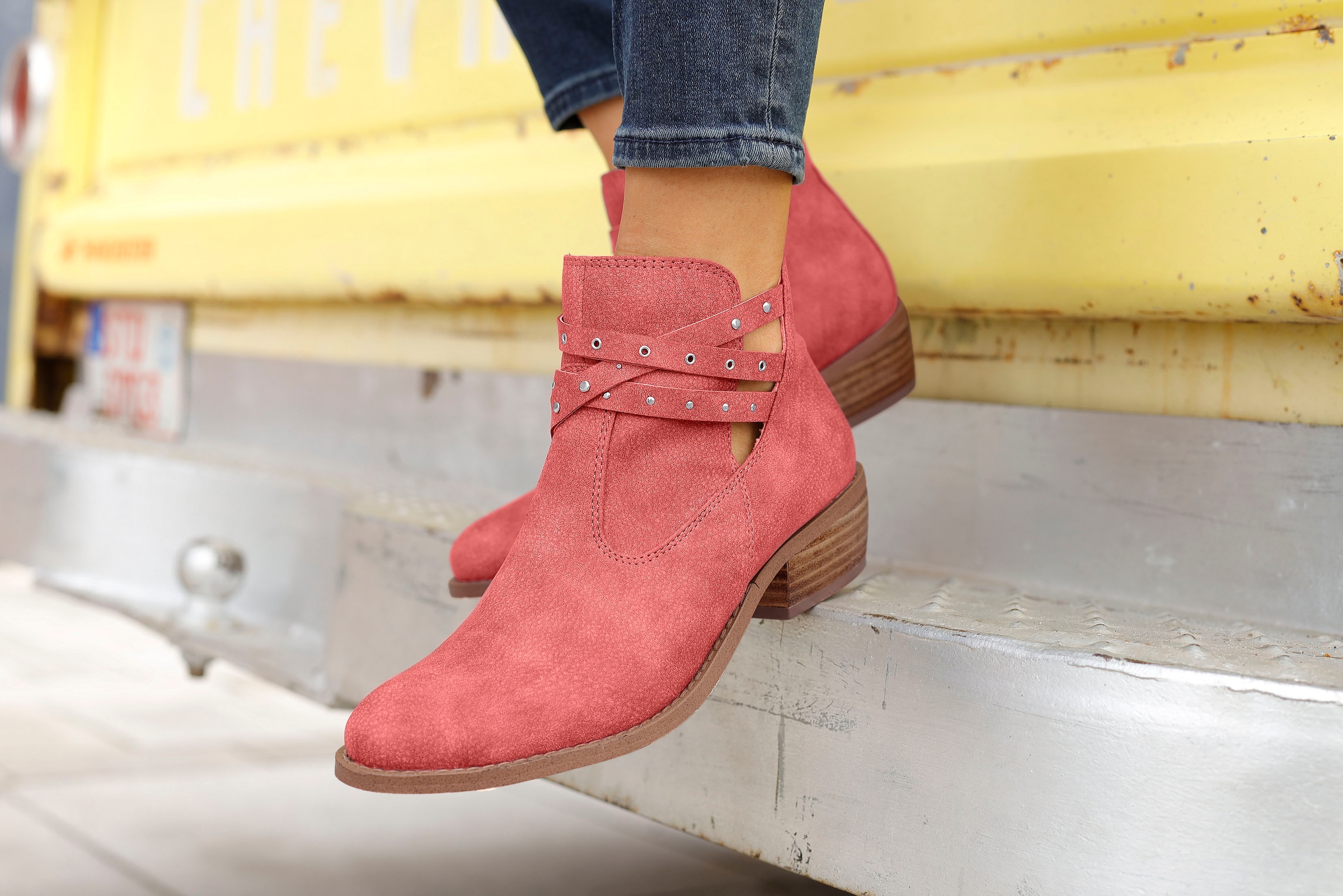 LASCANA Westernstiefelette, Cowboy Boots, Ankle Stiefelette mit Zierbändern & Blockabsatz VEGAN