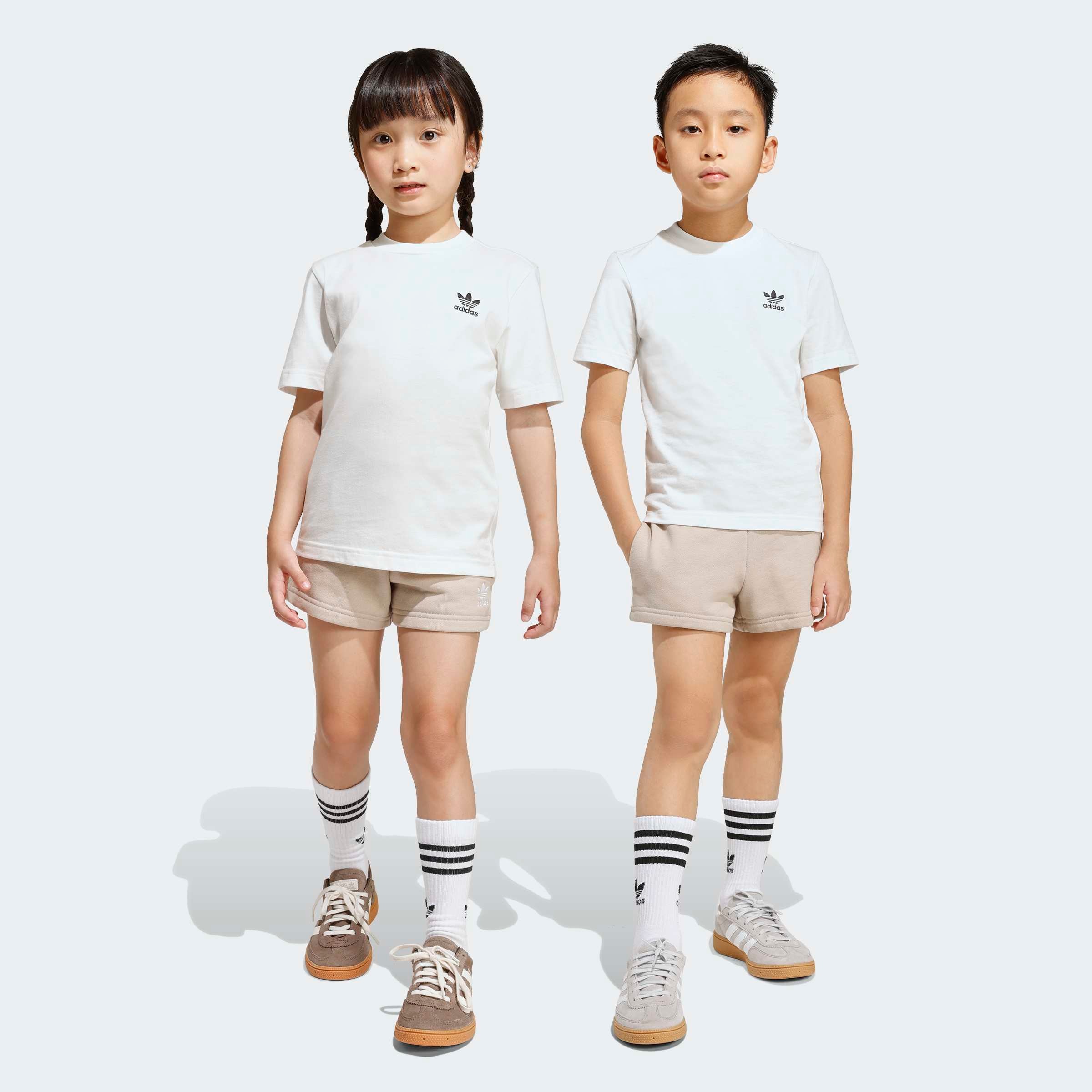 Image of adidas Originals T-Shirt & Shorts "KIDS UND SET" für Kinder, sportlicher Stil, zweiteiliges Set