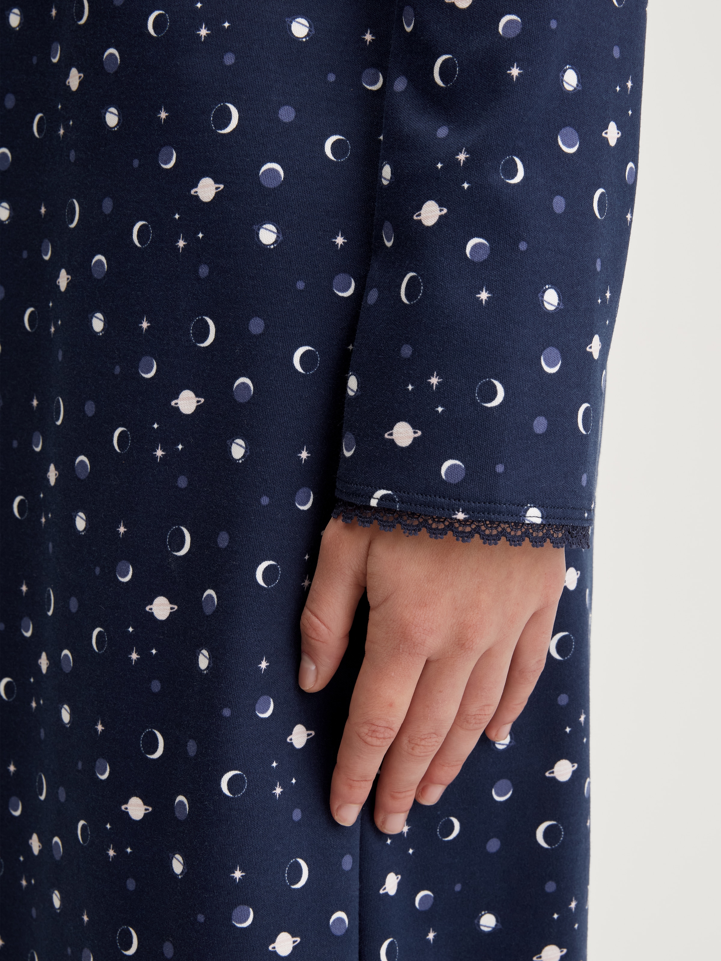 CALIDA Nachthemd »Flower Nights« bequem, Pure Cotton, Langarm, Knopfleiste, Rundhals-Ausschnitt