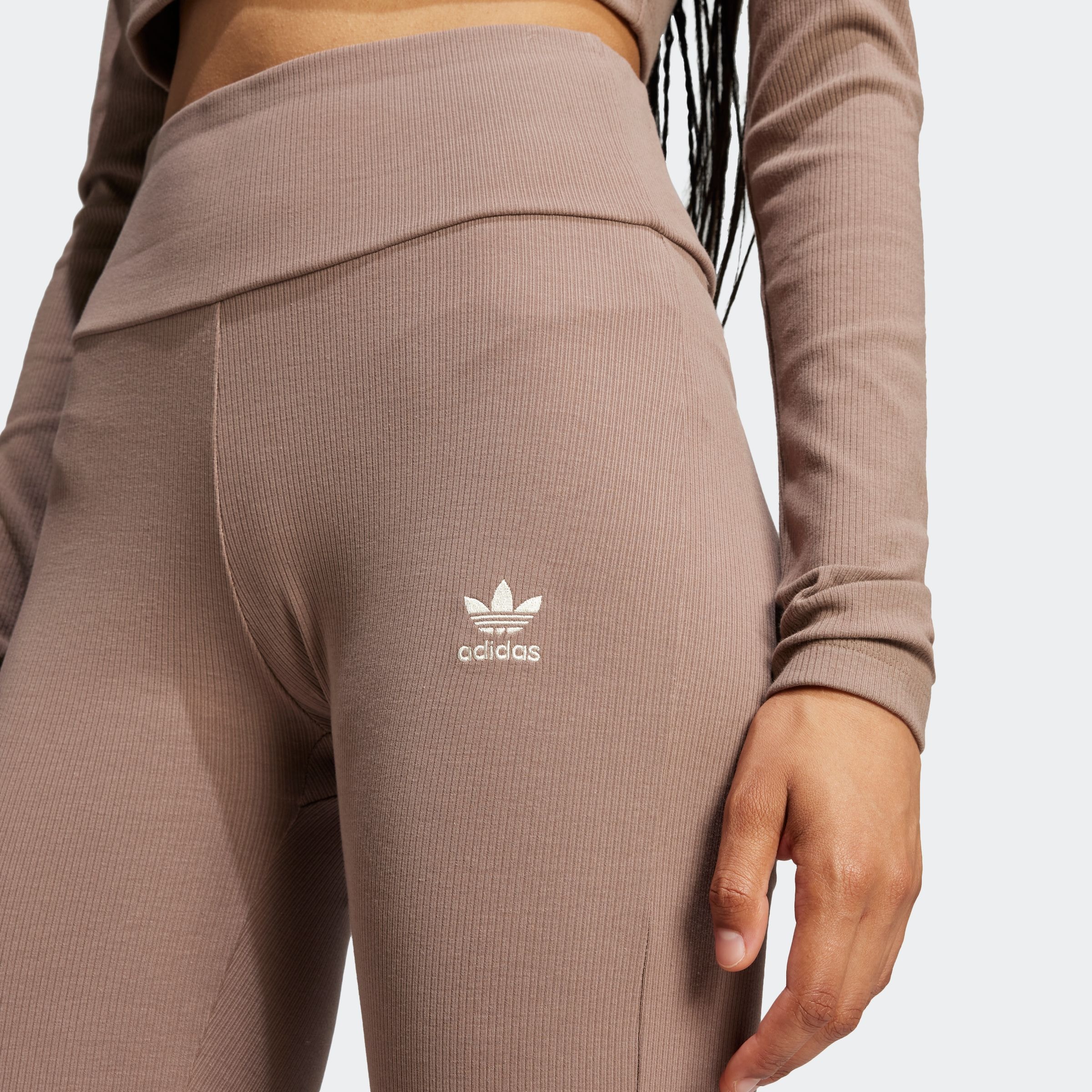 adidas Originals Leggings »ESS FL LEGGINGS«, (1 tlg.), stylishe Leggings mit ausgestelltem Beim und Ripp Optik