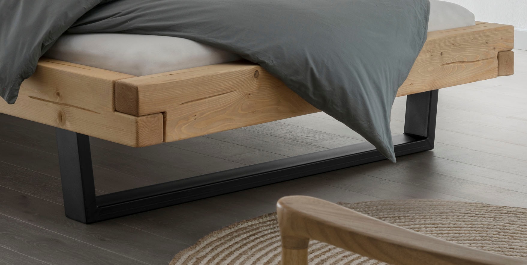 Home affaire Massivholzbett »Ultima Balkenbett Doppelbett, Füsse Metallkufe«, (hohe Belastbarkeit: 200kg je Seite), FSC®-zertifizierte Wildeiche oder Fichte, viele Breiten zur Auswahl