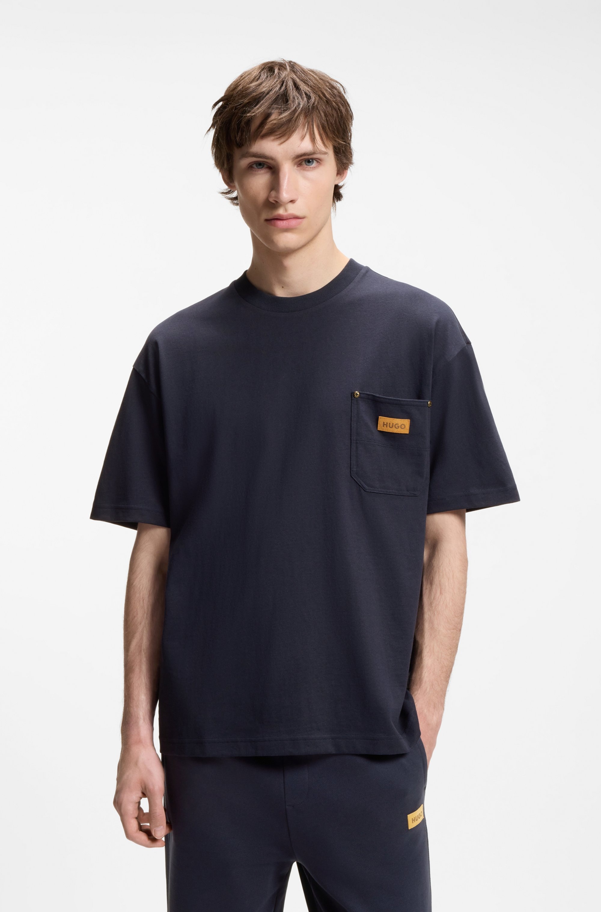 Image of HUGO T-Shirt "Nevado" Brusttasche, reine Baumwolle, Logo‑Badge aus Veloursleder