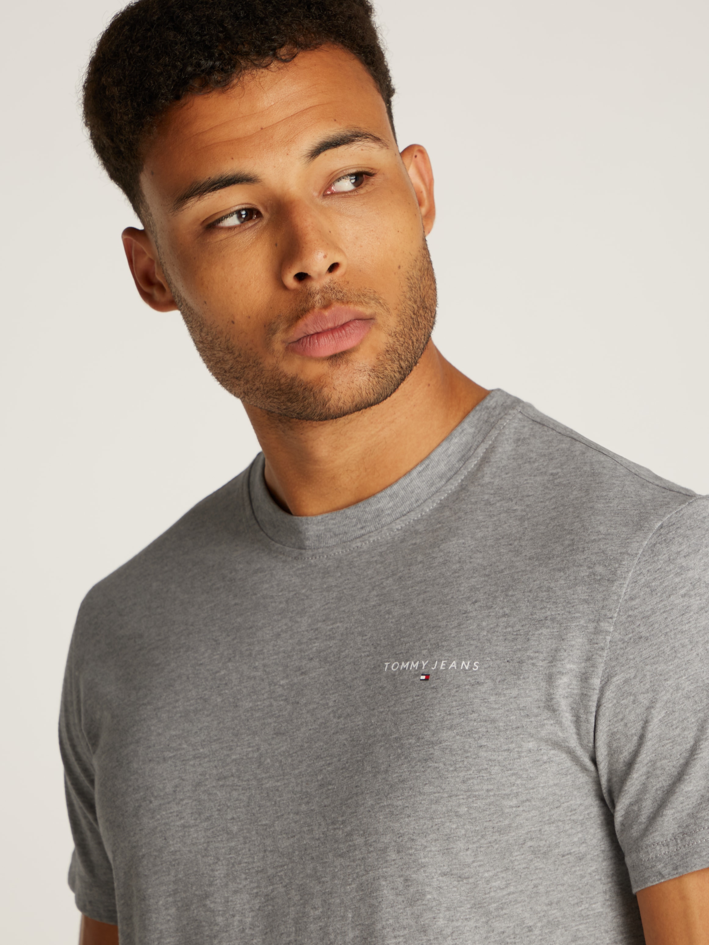 Tommy Jeans Plus Rundhalsshirt »TJM SLIM LINEAR CHEST SS TEE EXT«, in Grossen Grössen, Logodruck