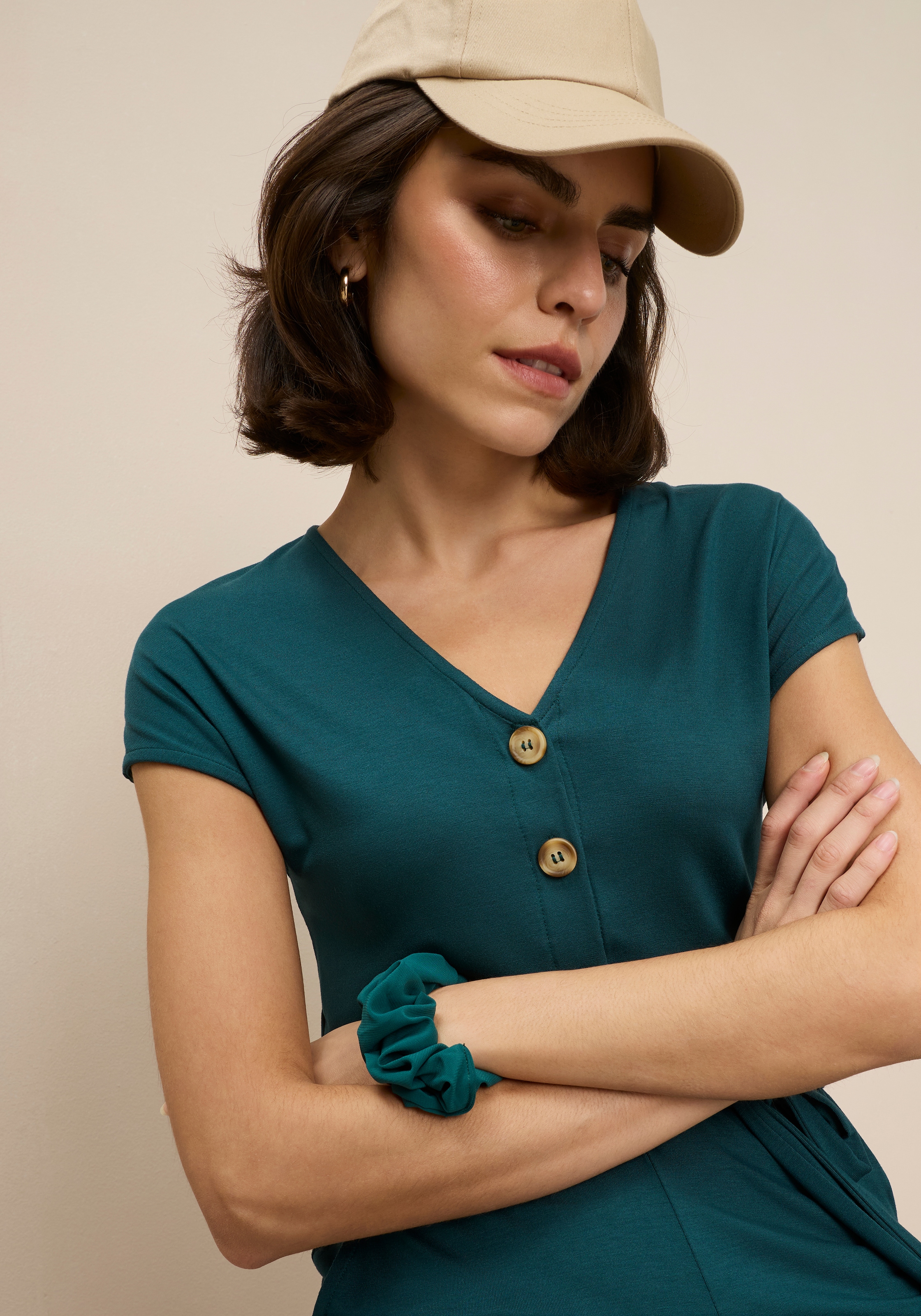 Tamaris Combinaison culotte »mit figurumspielendem Schnitt, aus fliessender Viskose-Qualität« avec patte de boutonnage et lien