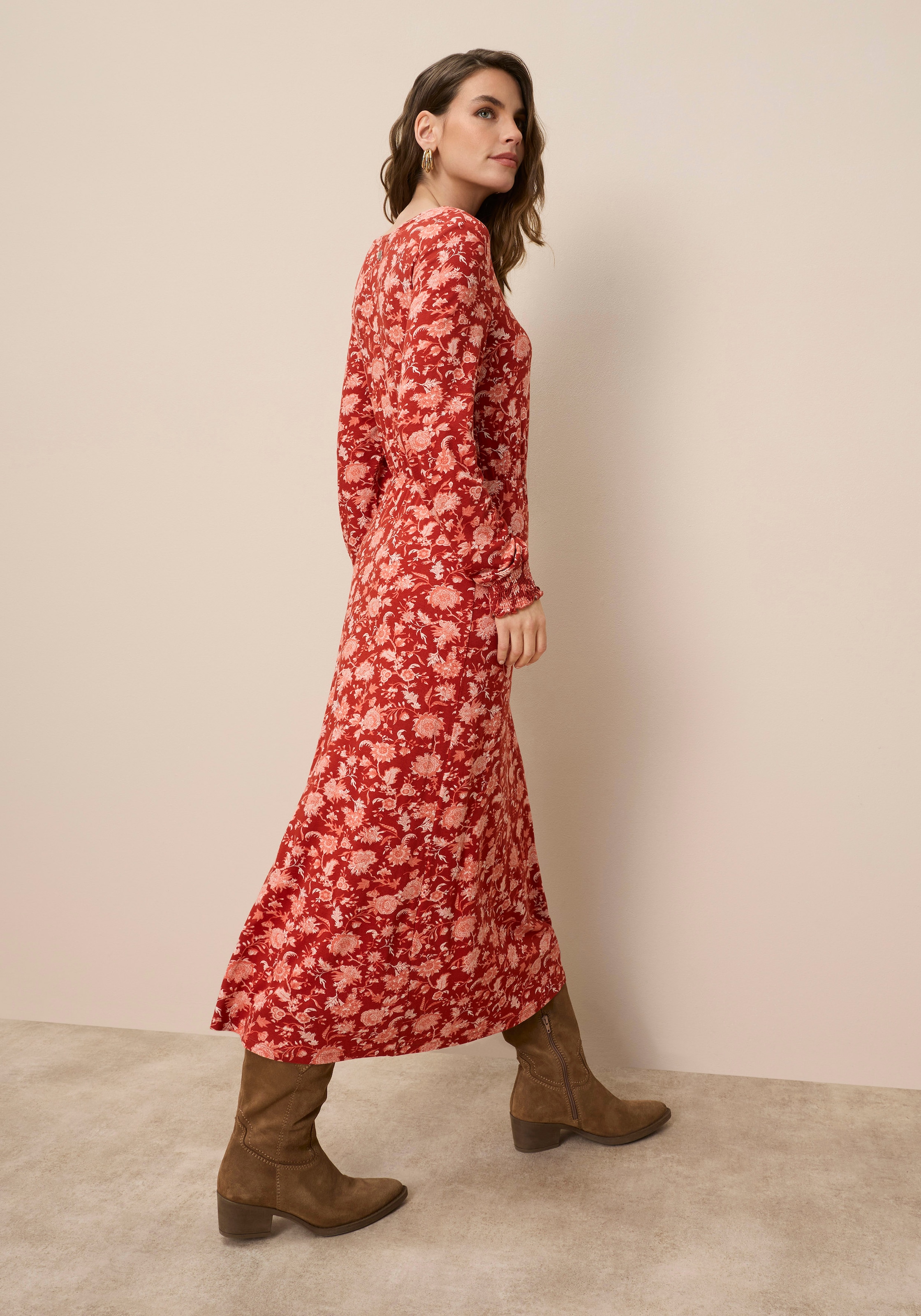 Tamaris Maxi robe »aus elastischer Viskosemischung, taillierte Passform« mit stilvollem Muster, ideal für die Übergangszeit