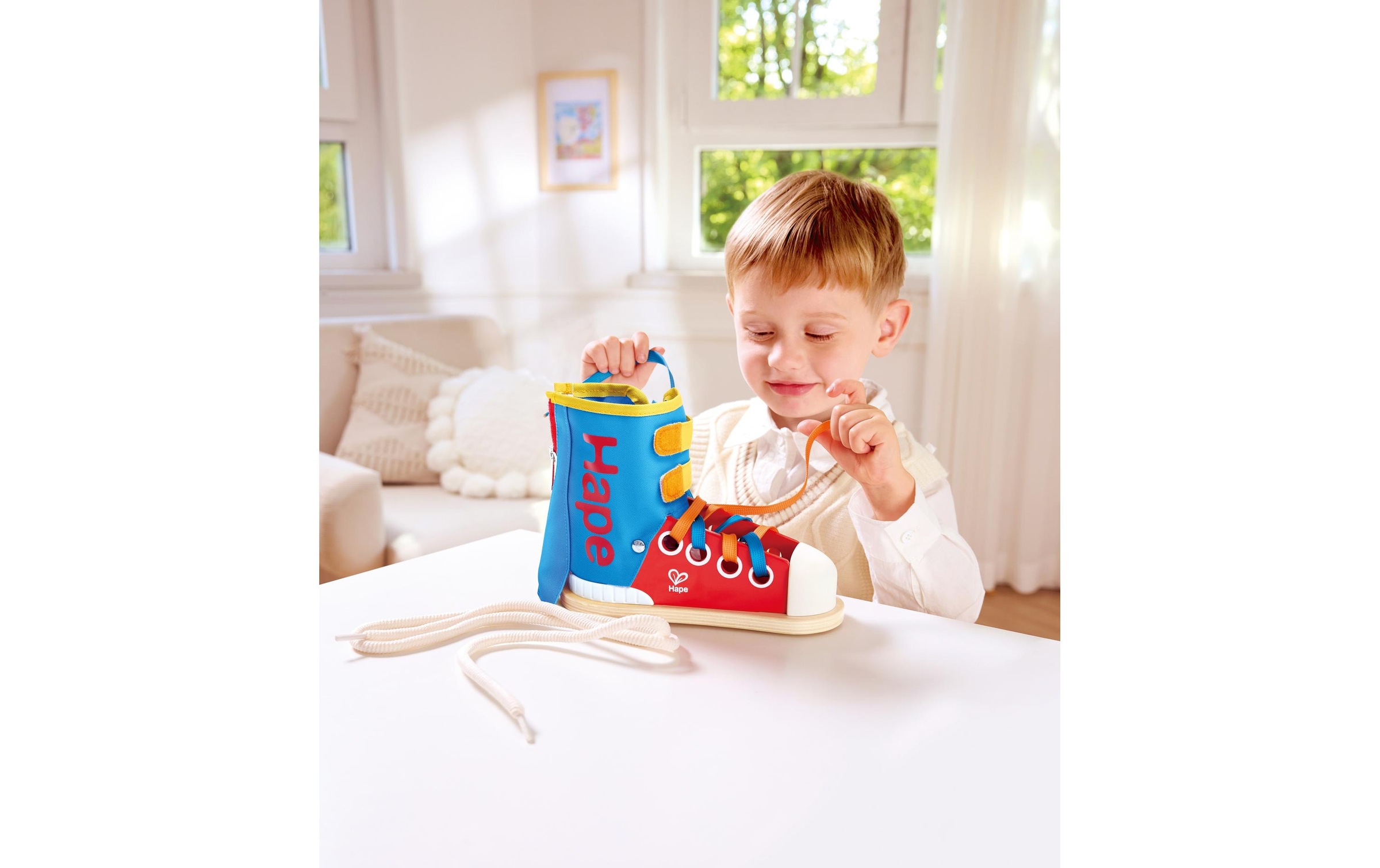 Hape Jouets éducatifs »Lacing Shoes«