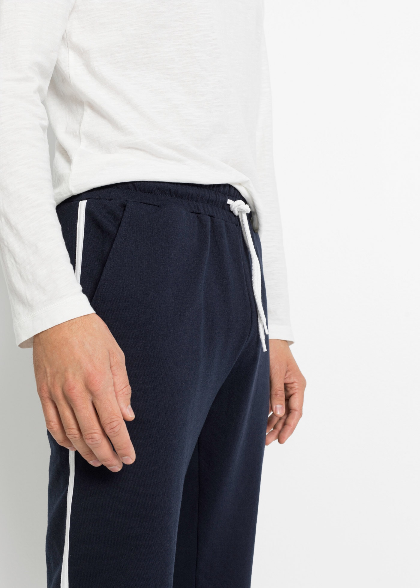 bonprix Pantalon de jogging  mit weichem Innenmaterial, mit seitlichen Kontraststreifen