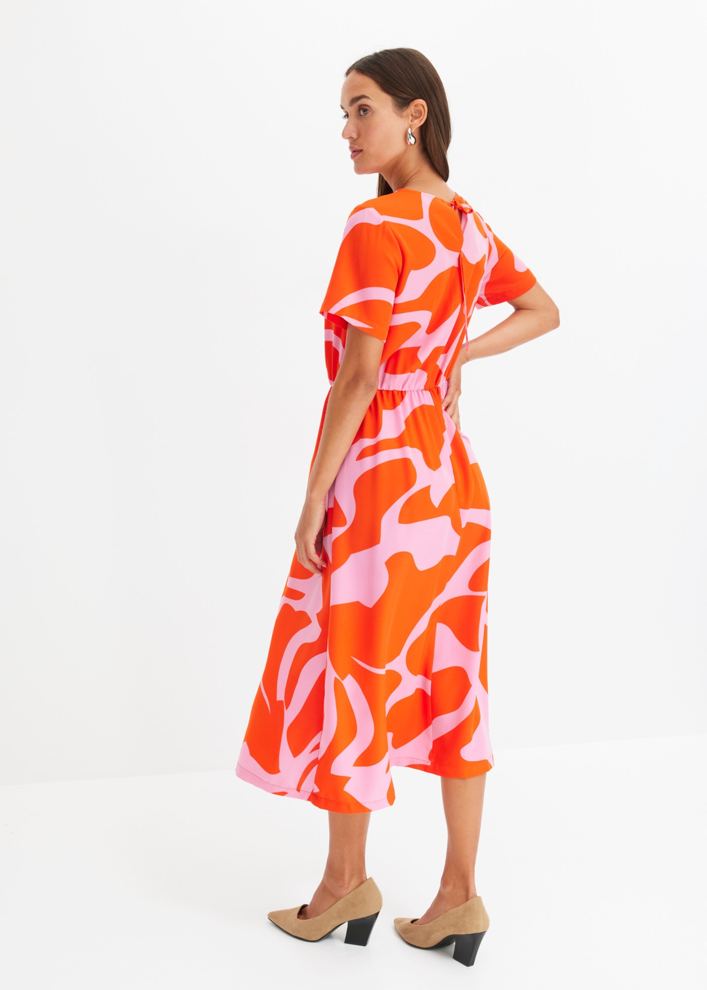 bonprix Midikleid mit modischem graphischem Print, ausgestellter Rock, Halbarm-Design