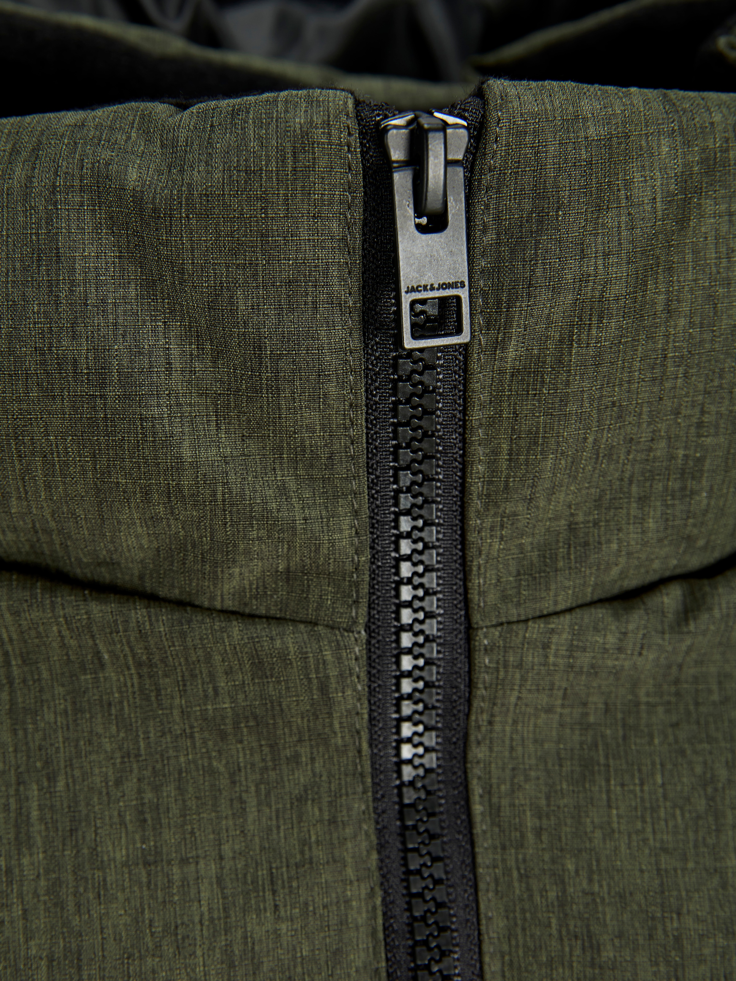Jack & Jones Veste matelassée »JJWILLIAM PUFFER JACKET« avec capuche Kunstfaser, regular fit