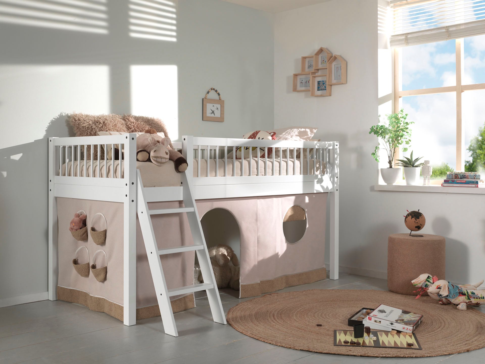 Vipack Spielbett »Forrest 90/200 aus massiver Buche weiss lackiert, inkl. Vorhang-Set« stabil gebaut mit umlaufenden Absturzschutz, Leiter und Rolllattenrost