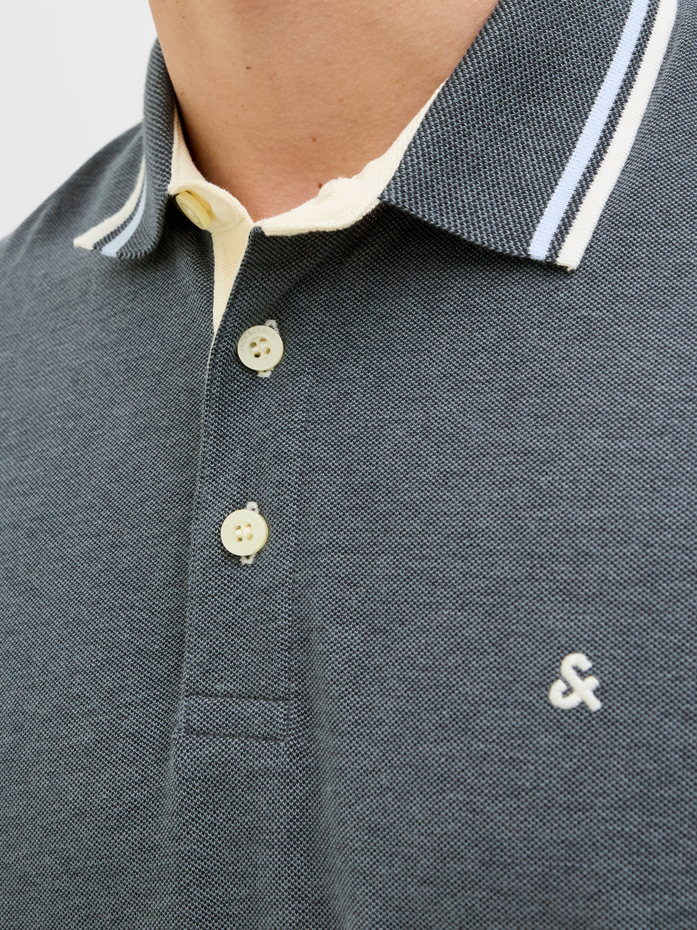Jack & Jones Poloshirt »JJEPAULOS  Poloshirt mit klassischem Kragen und figurbetonter Form« Logostickerei, modisch, schmal, Baumwolle, Polokragen