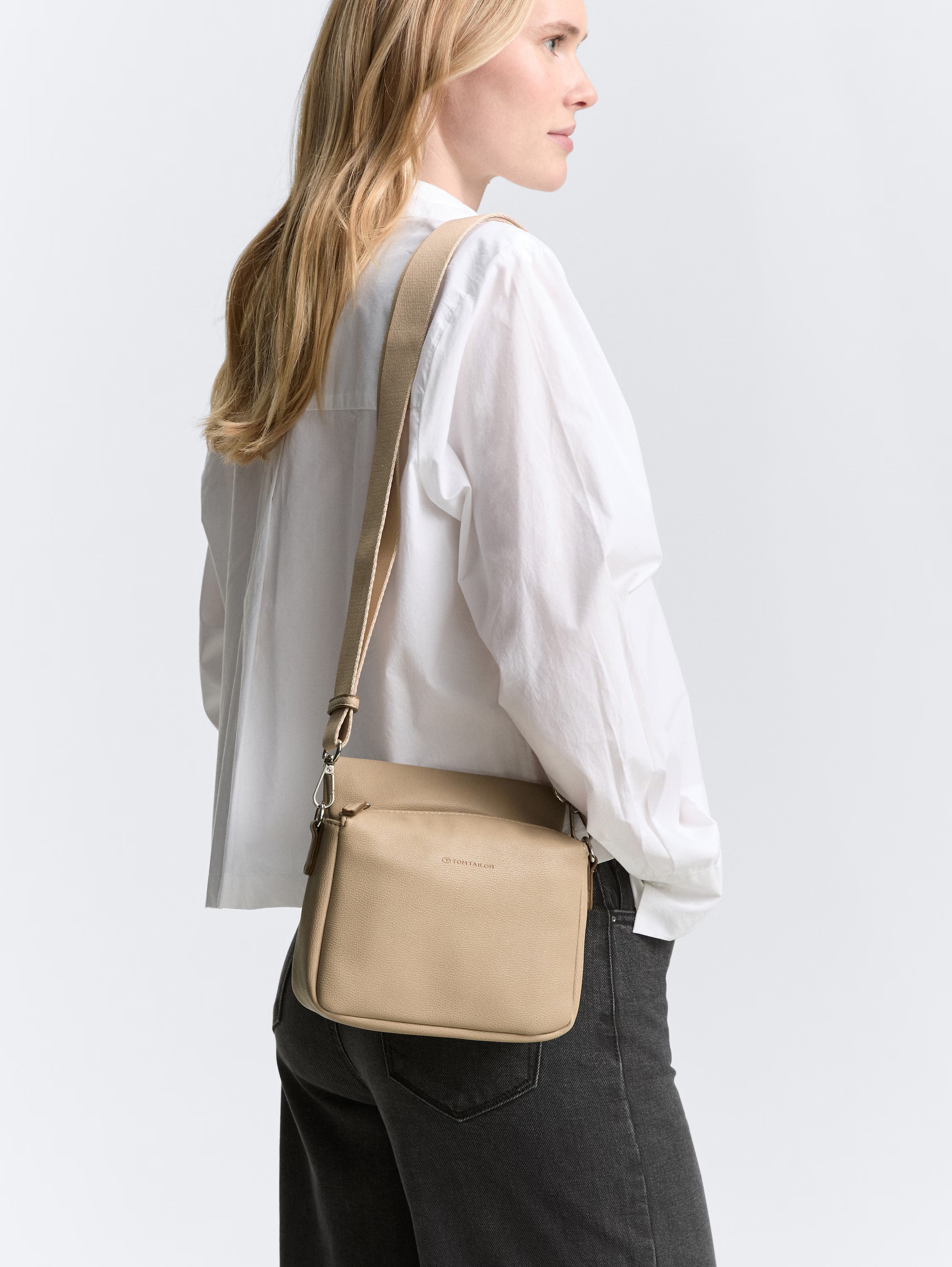 TOM TAILOR Umhängetasche »Rella« aus fein genarbtem Material mit farblich passendem Gewebeband