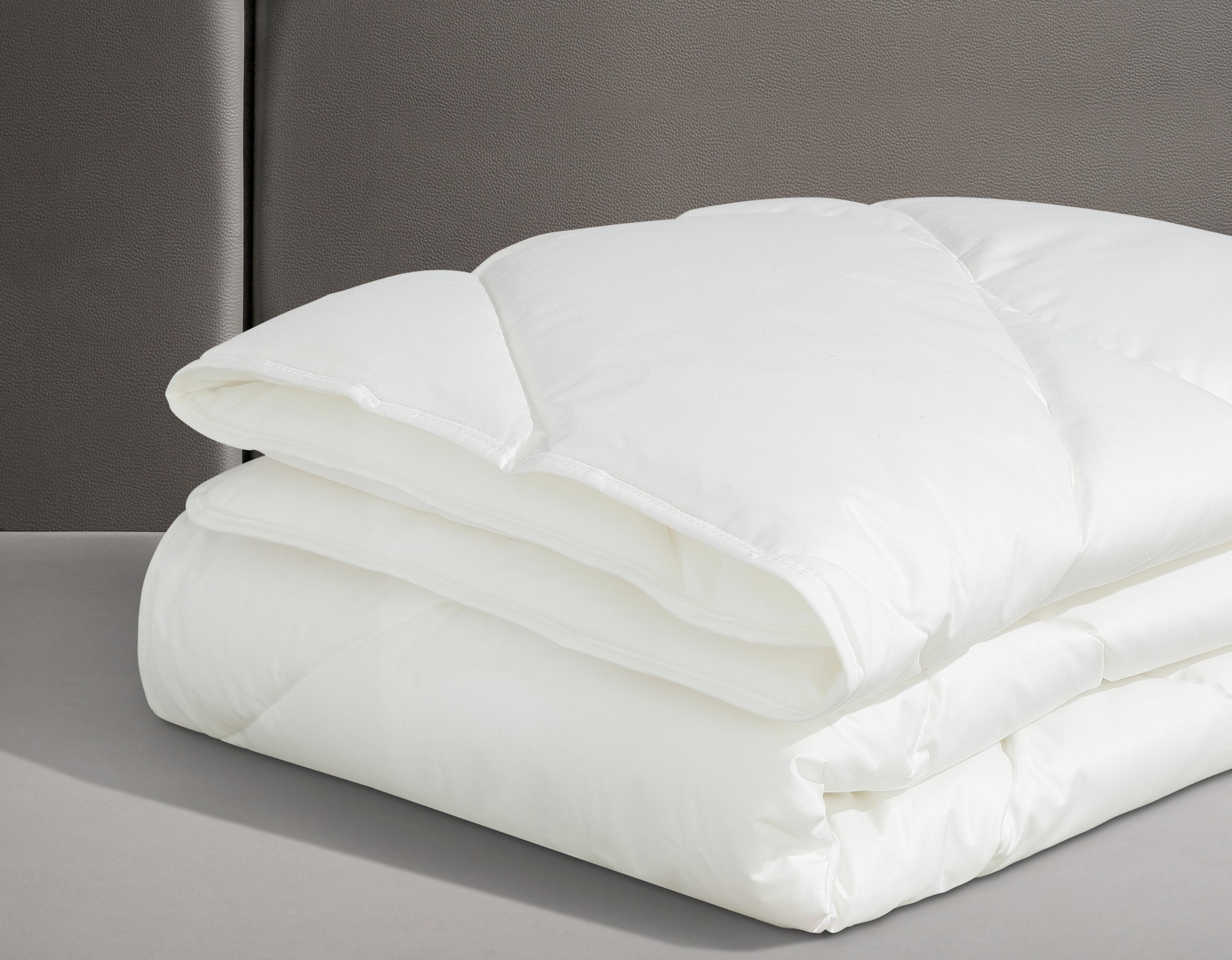 fan Kunstfaserbettdecke »f.a.n. Antibac mit antibakterieller Wirkung«, leicht, Füllung Polyester, Bezug Baumwolle, (1 St.), passend zur Bettdecke GRATIS dazu 1 Kopfkissen 40x80 cm!