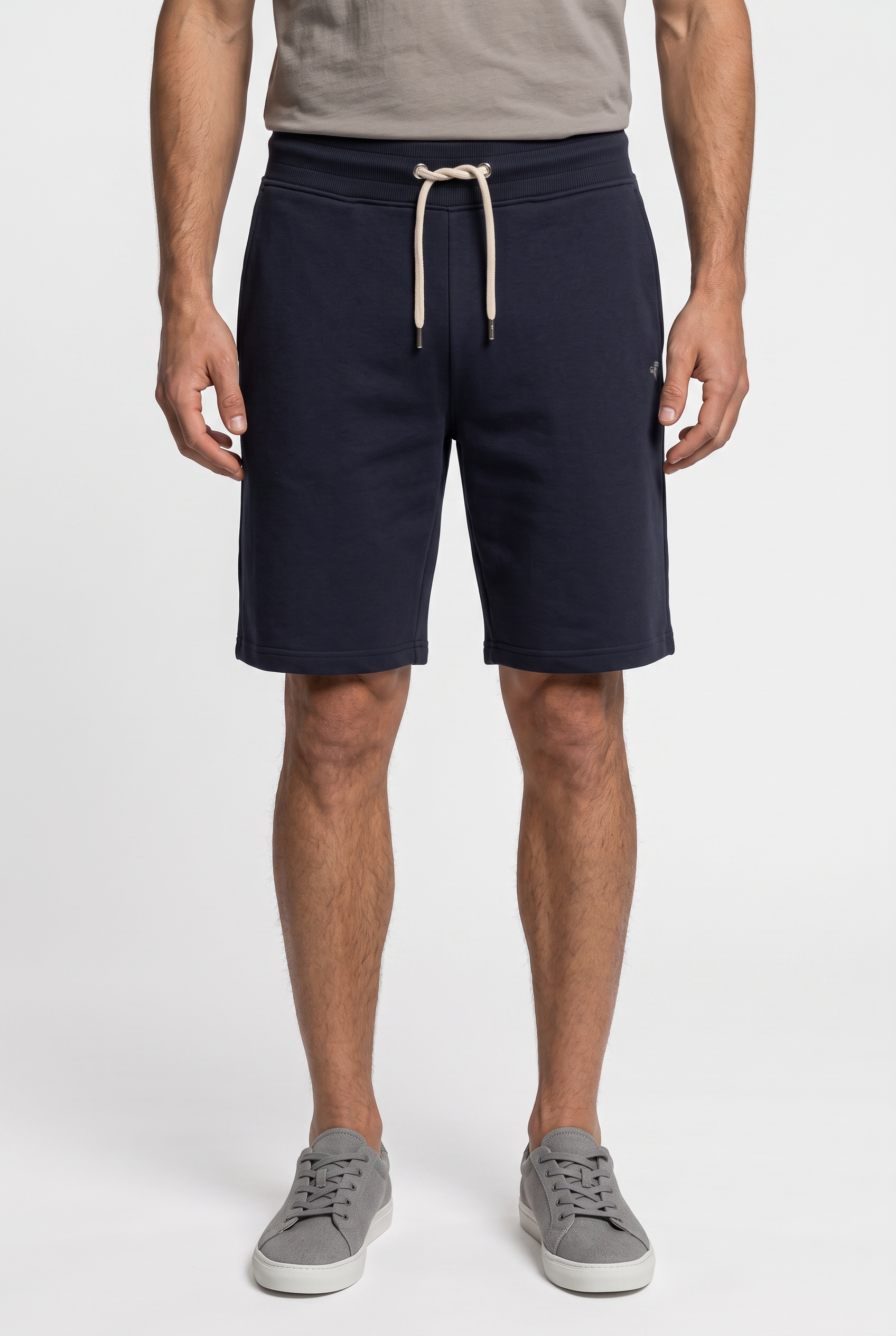 Image of Gant Sweatshorts "REG SHIELD SWEAT SHORTS" mit einer kleinen Logostickerei unter der Eingriffstasche
