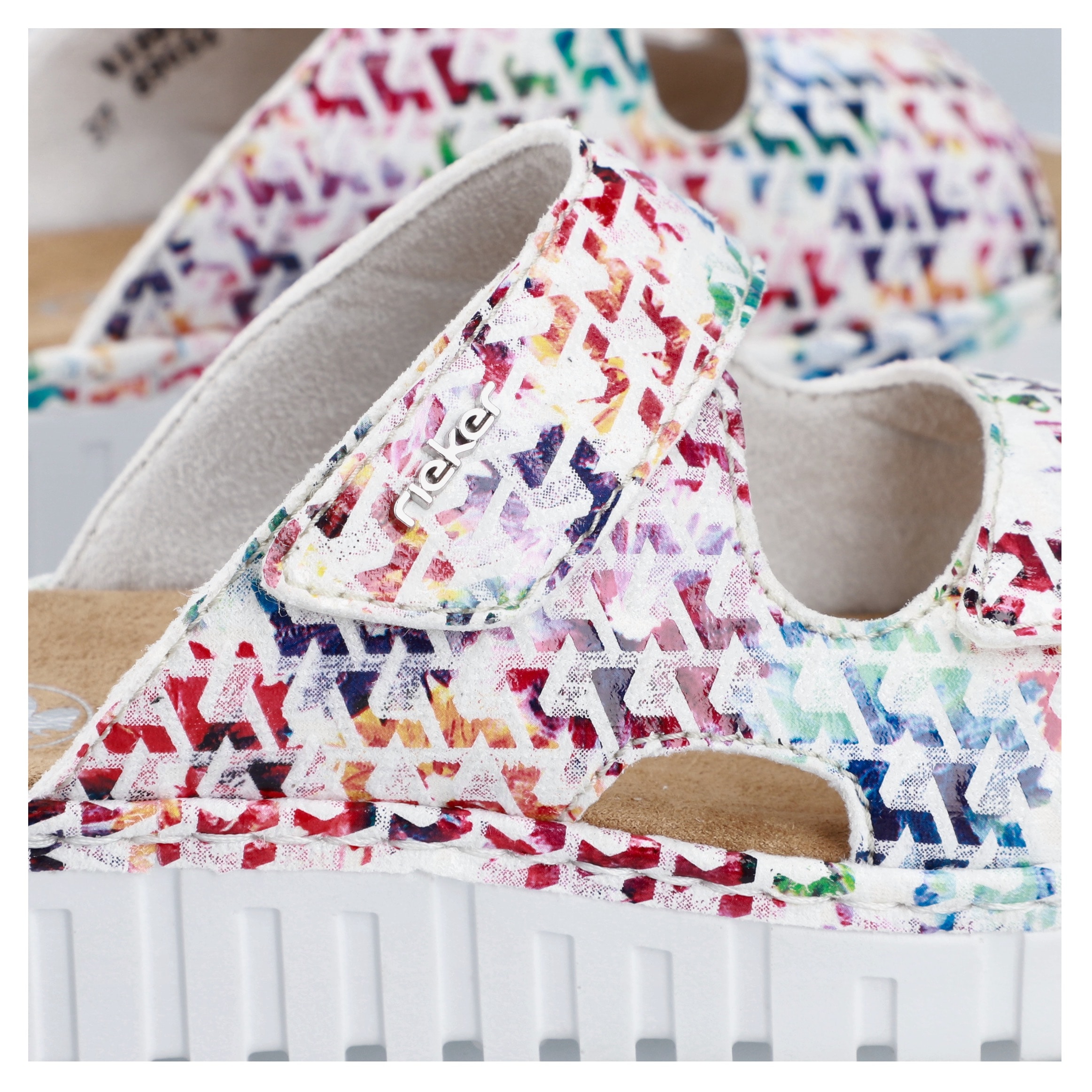 Rieker Pantolette  Sommerschuh, Schlappen, Hausschuh mit modischer Plateausohle