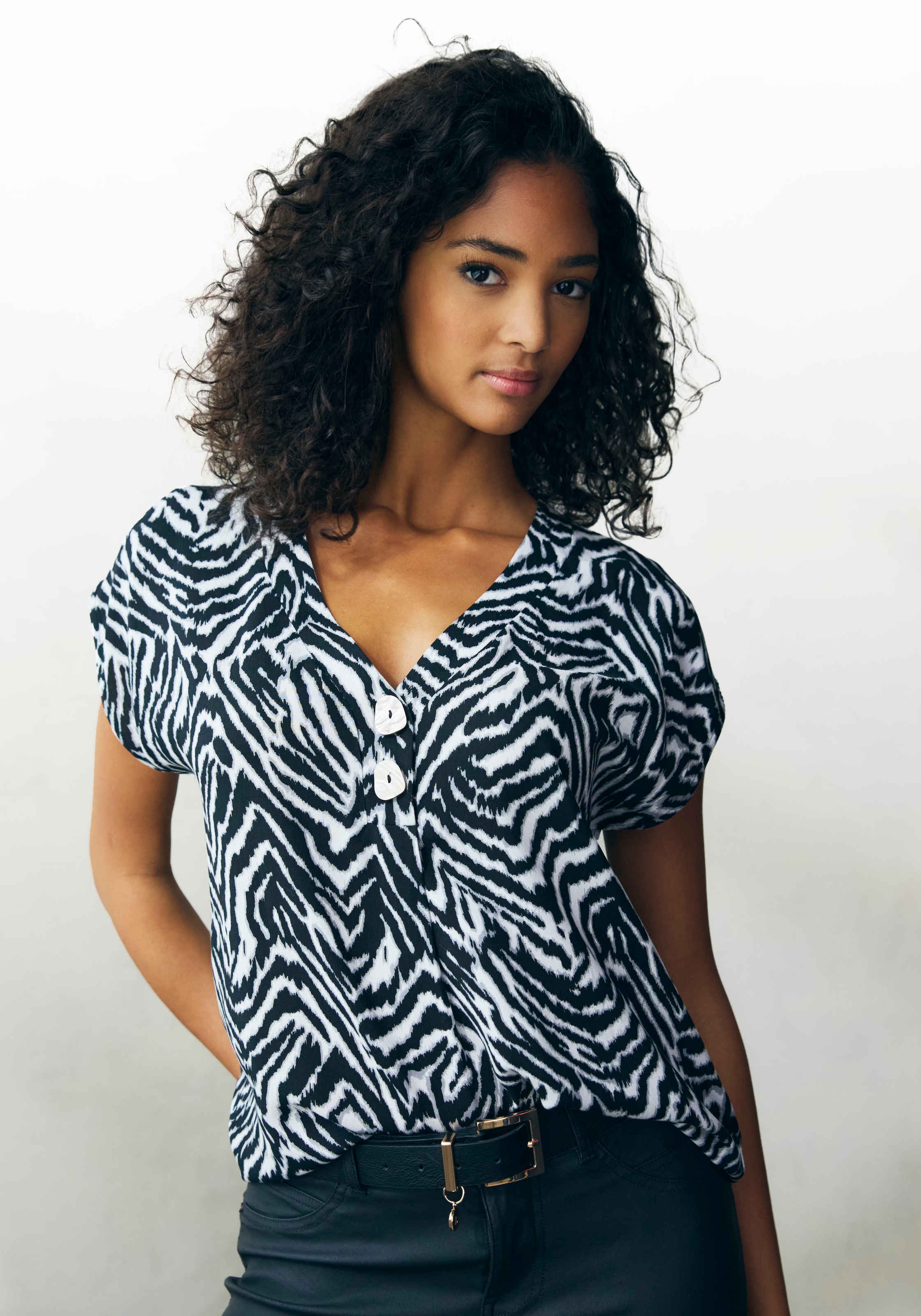 Image of LASCANA Schlupfbluse "mit Zebraprint und tiefem V-Ausschnitt mit modischen Knöpfen" luftige Kurzarmbluse, lockeres Blusenshirt, Bluse mit Animaldruck
